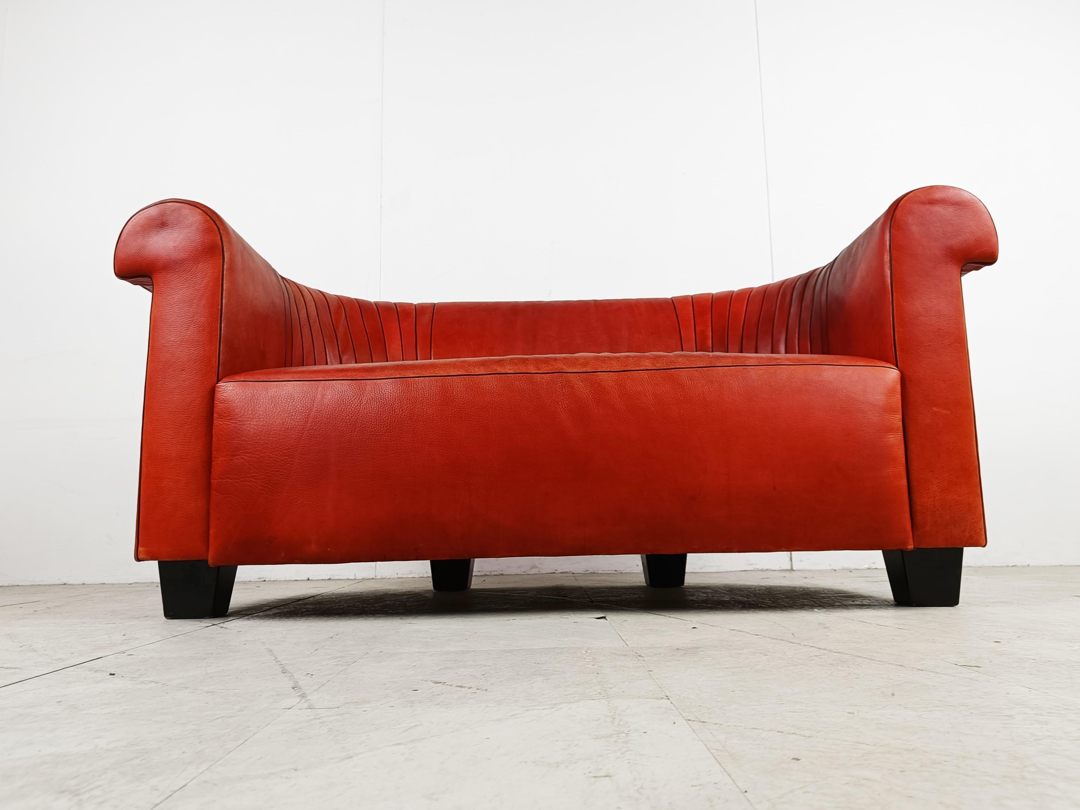 Rare DS700 sofa by deSede.

Beautiful red leather upholstery.

As always deSede uses top quality leather. 

The sofa has a nice curved shape, is very comfortable and has a chesterfield vibe.

Black wooden legs. 

Very good condition

1990s -