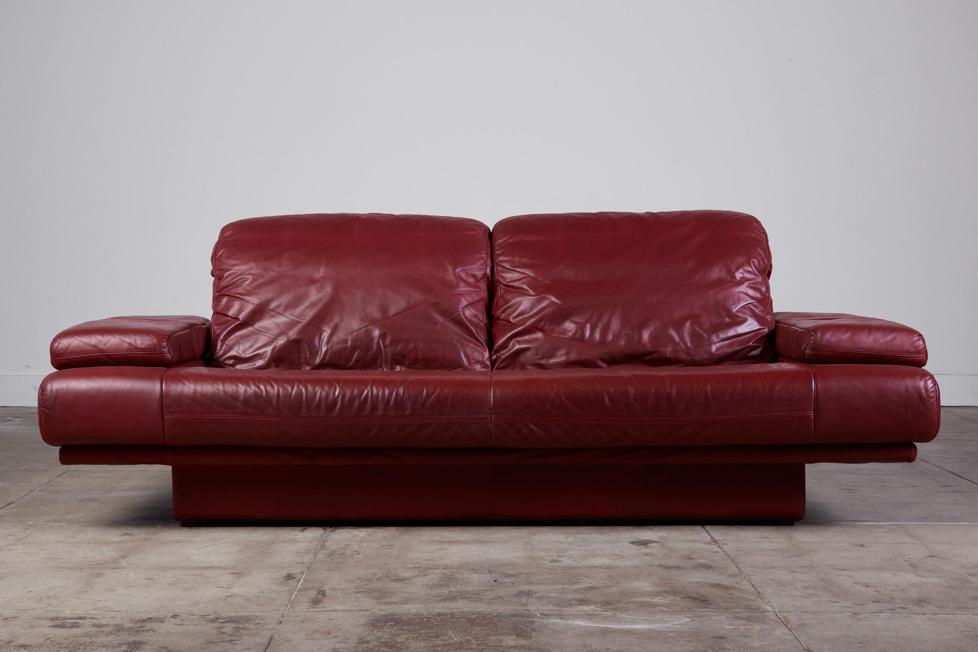 Rotes Ledersofa im Stil von Rolf Benz im Zustand „Gut“ in Los Angeles, CA