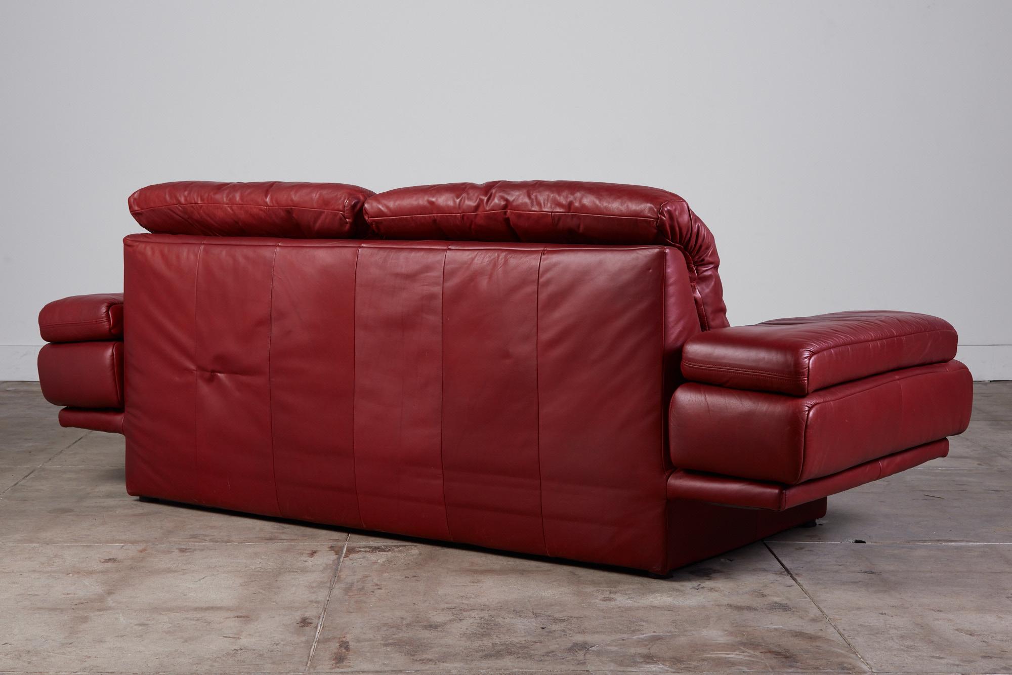 Rotes Ledersofa im Stil von Rolf Benz 1