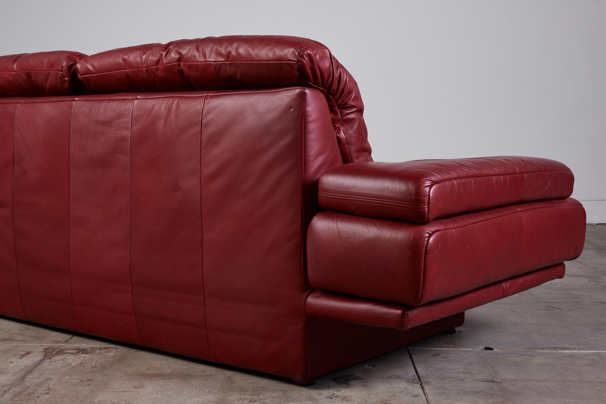 Rotes Ledersofa im Stil von Rolf Benz 2