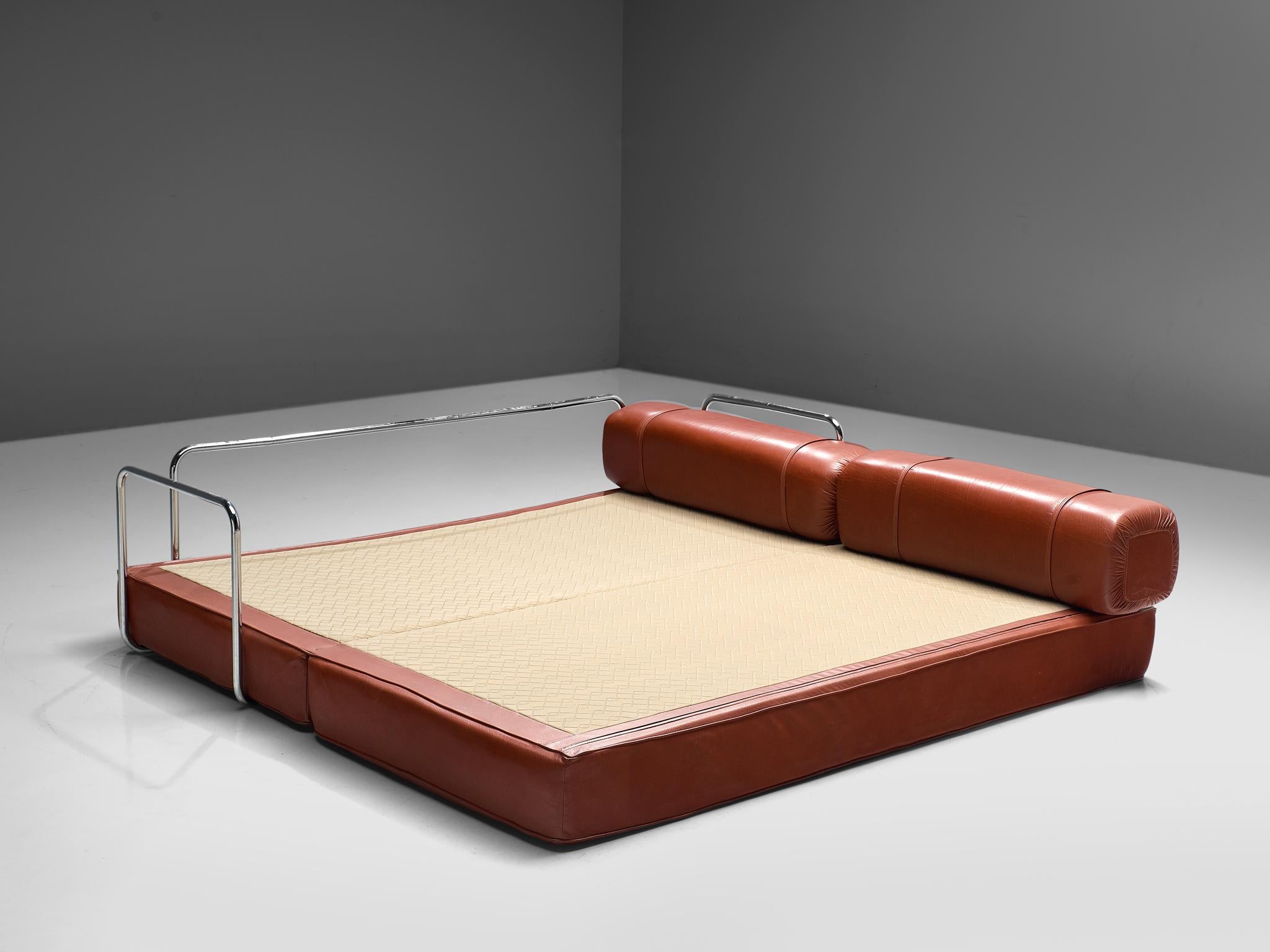 Fin du 20e siècle Canapé ou double lit en cuir rouge avec cadre tubulaire  en vente