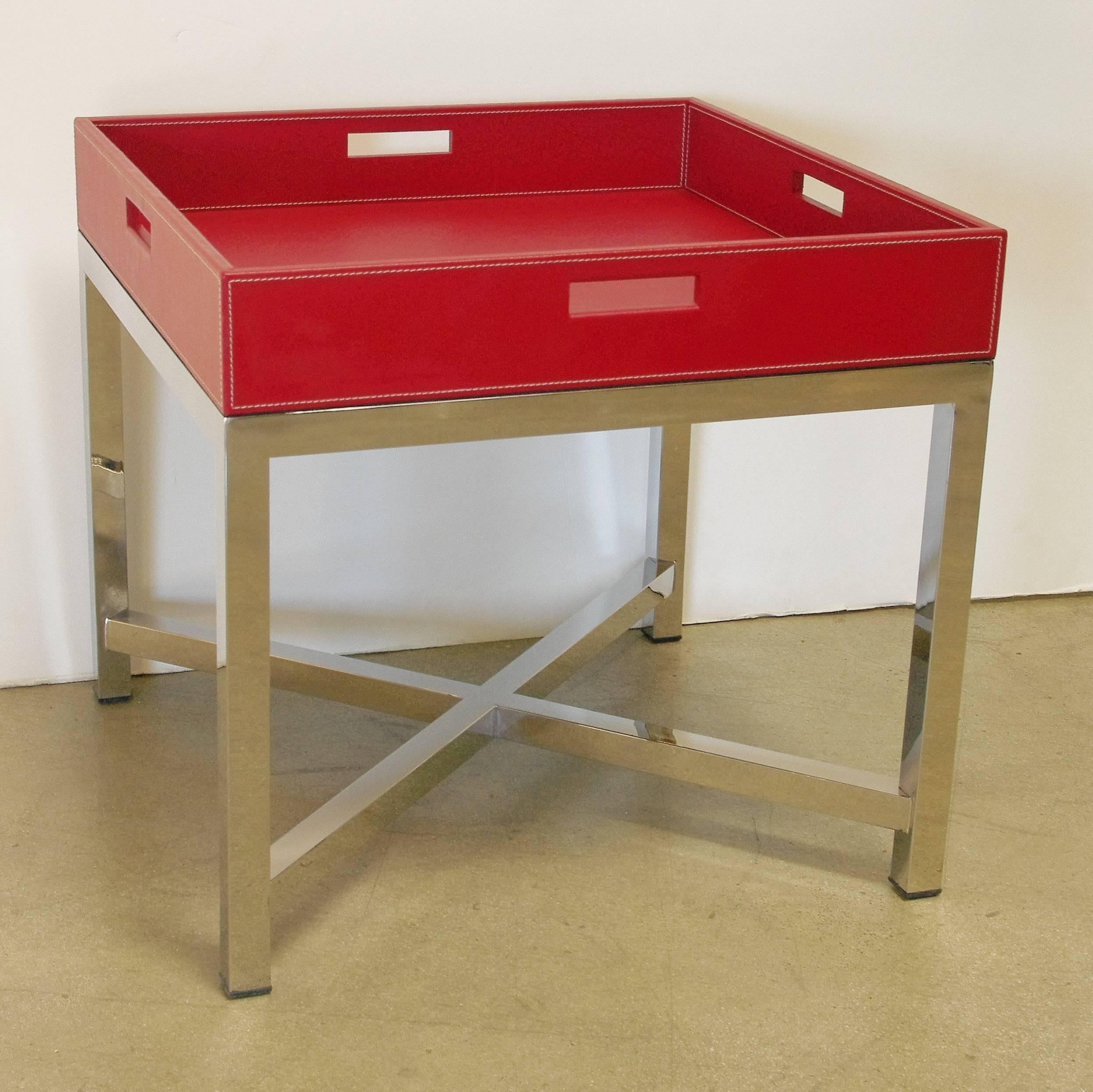 Table à plateau en cuir rouge et acier inoxydable / Fabriqué en Italie, années 1980.