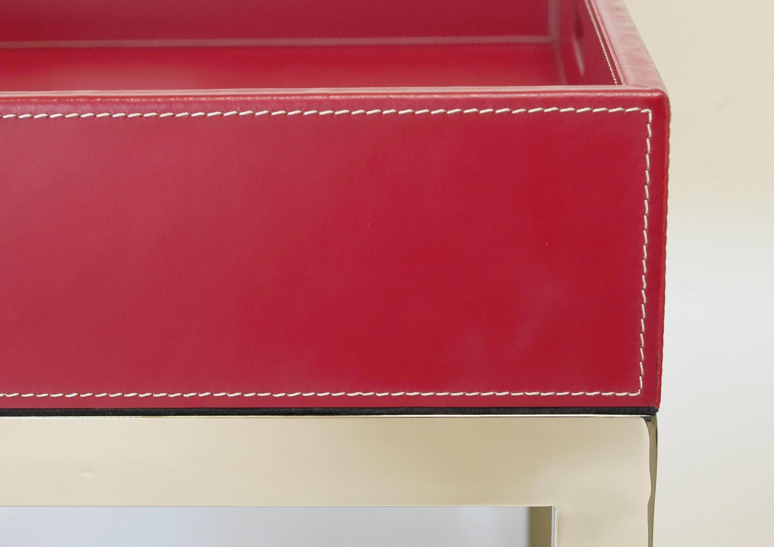 italien Table à plateau en cuir rouge et acier inoxydable, Italie, années 1980 en vente