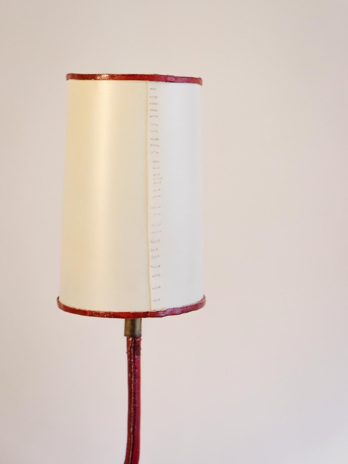 Francese Lampada da tavolo in pelle rossa in vendita