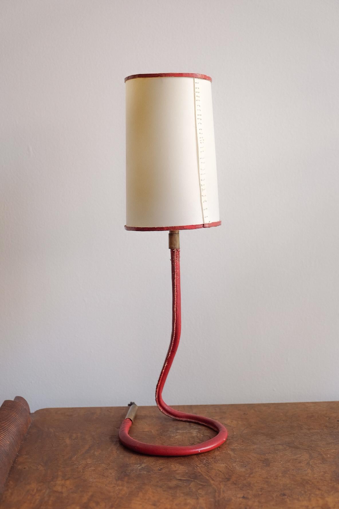 Lampada da tavolo in pelle rossa In condizioni buone in vendita a New York, US
