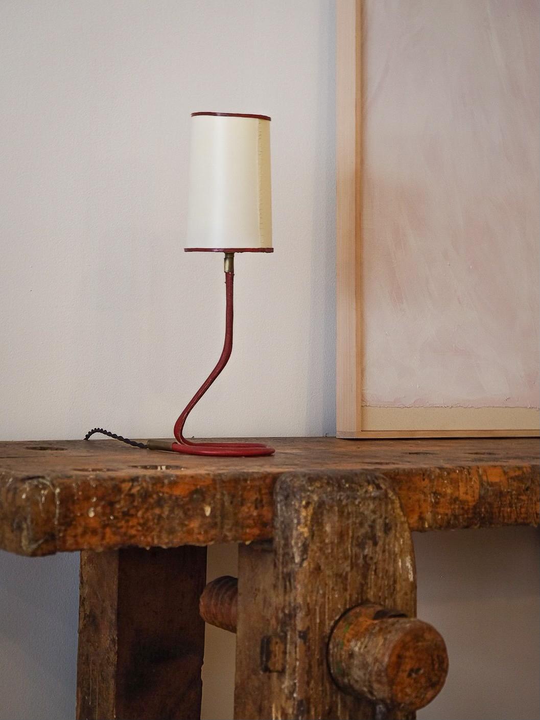 XX secolo Lampada da tavolo in pelle rossa in vendita