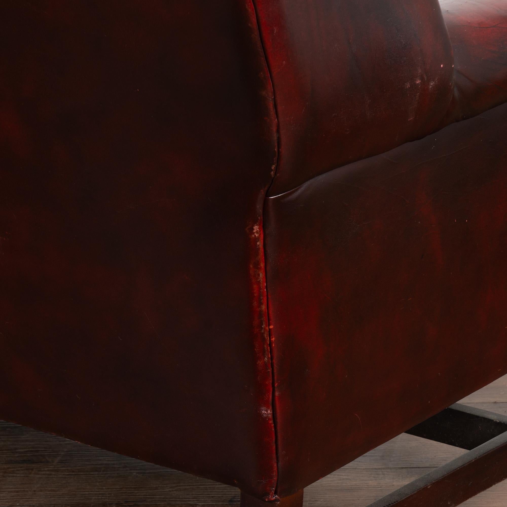Chaise longue Chesterfield à dossier en cuir rouge, Angleterre circa 1960 en vente 6