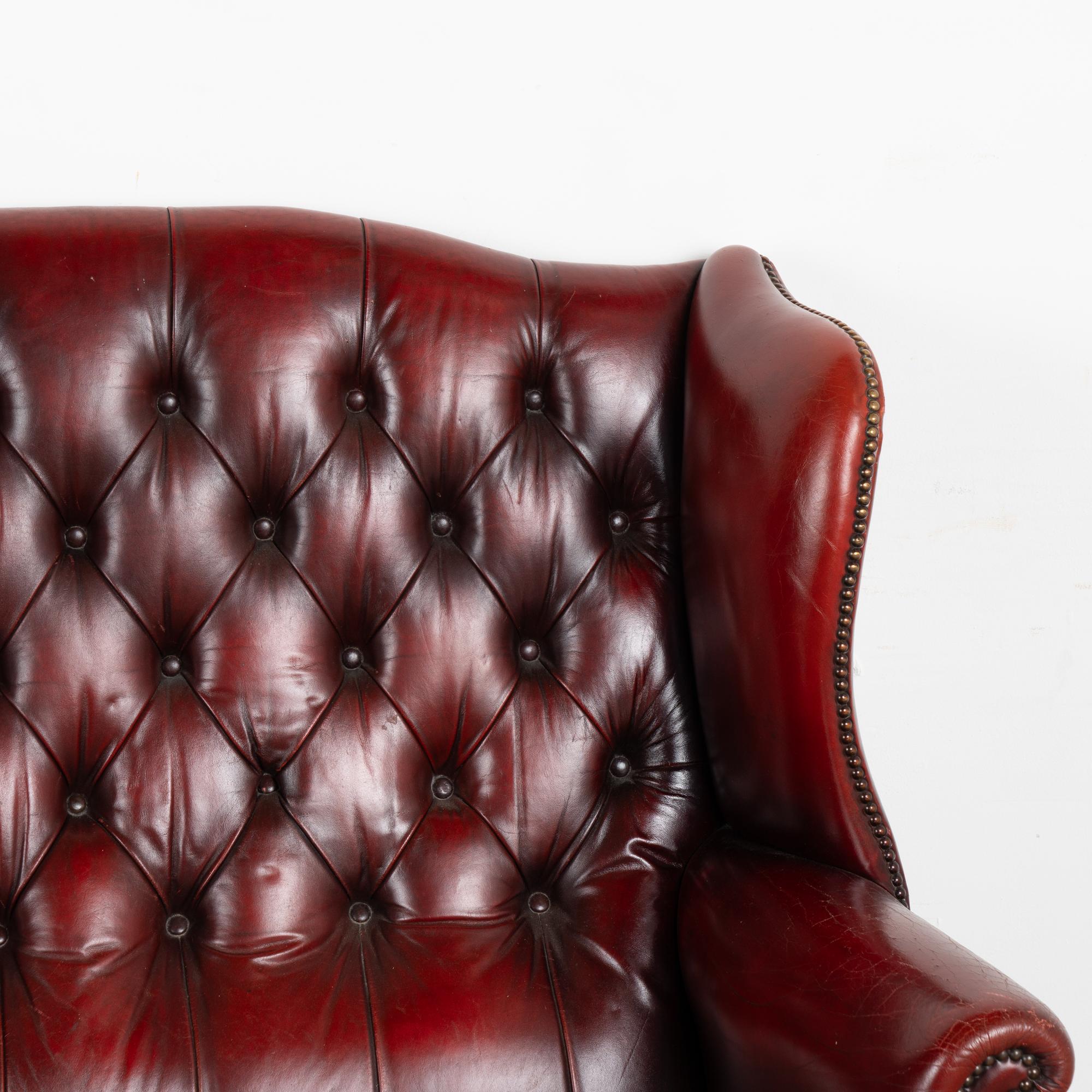 English Red Leather Wingback Chesterfield Loveseat Double Chair, England circa 1960 For Sale