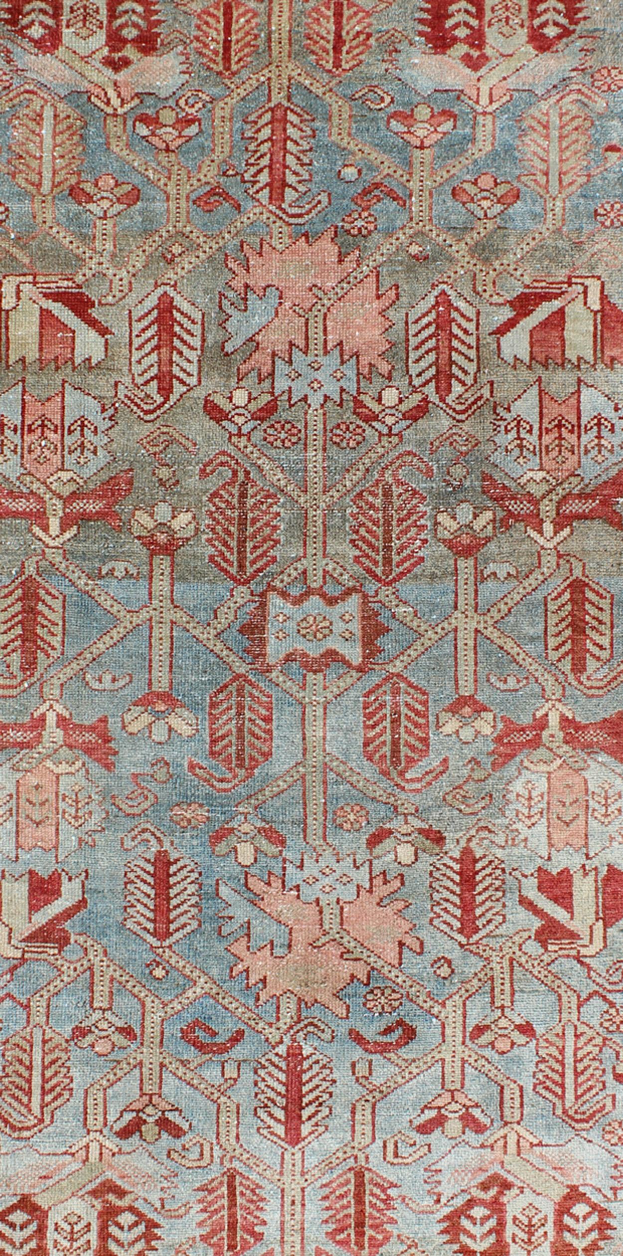 Perse Tapis persan ancien Malayer rouge, bleu clair et pêche avec motif géométrique en vente