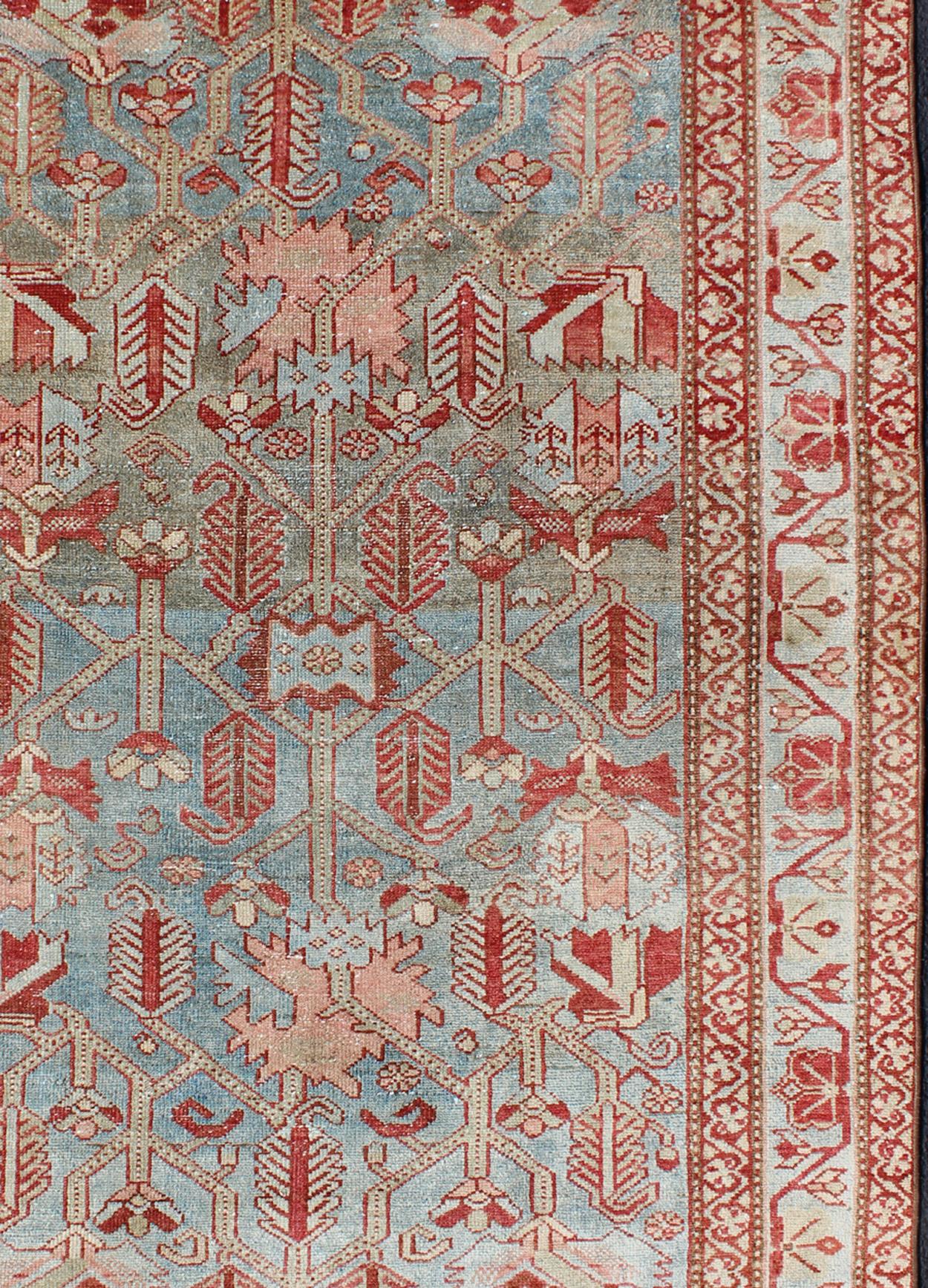 Noué à la main Tapis persan ancien Malayer rouge, bleu clair et pêche avec motif géométrique en vente