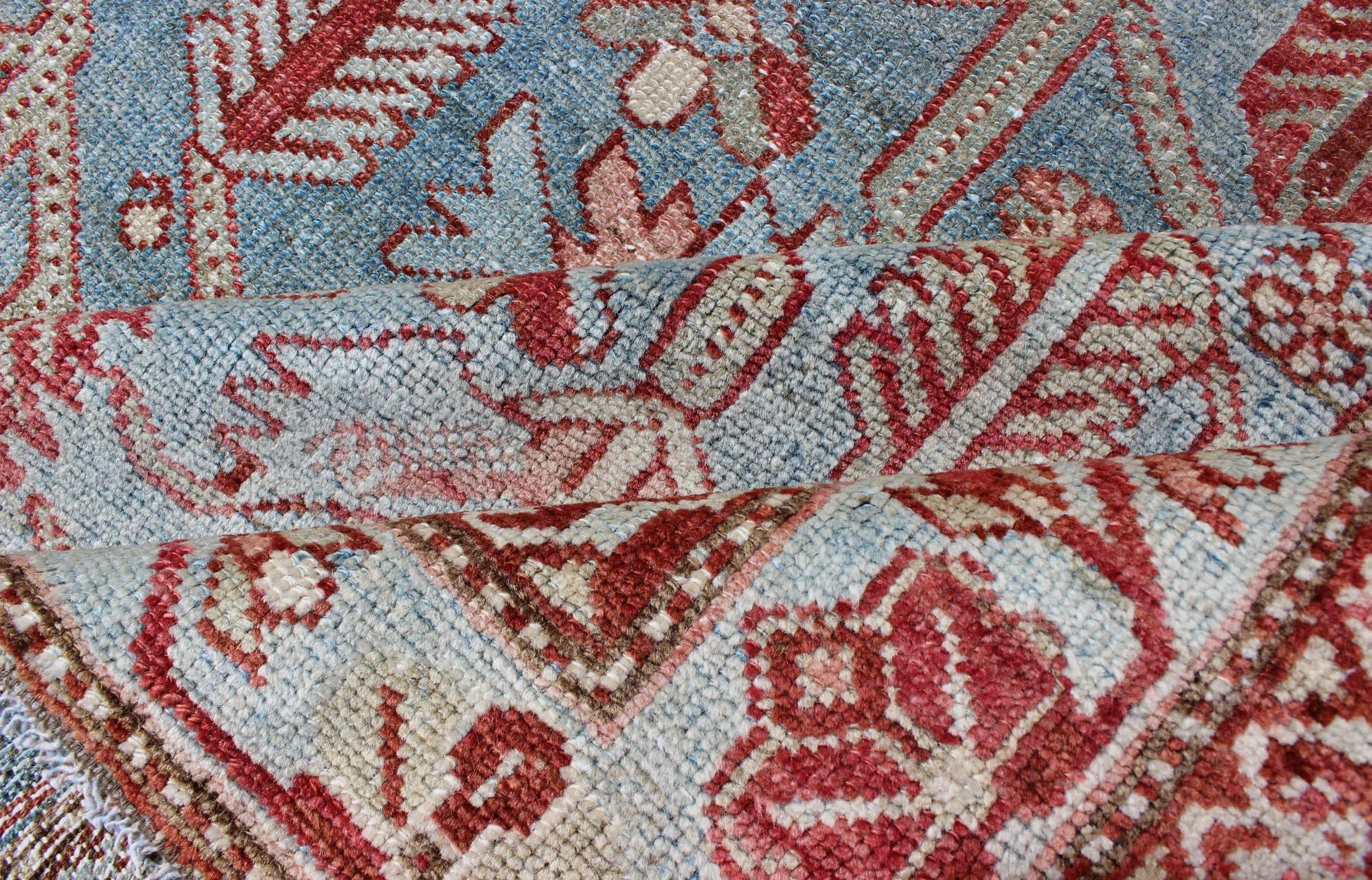 Tapis persan ancien Malayer rouge, bleu clair et pêche avec motif géométrique Bon état - En vente à Atlanta, GA