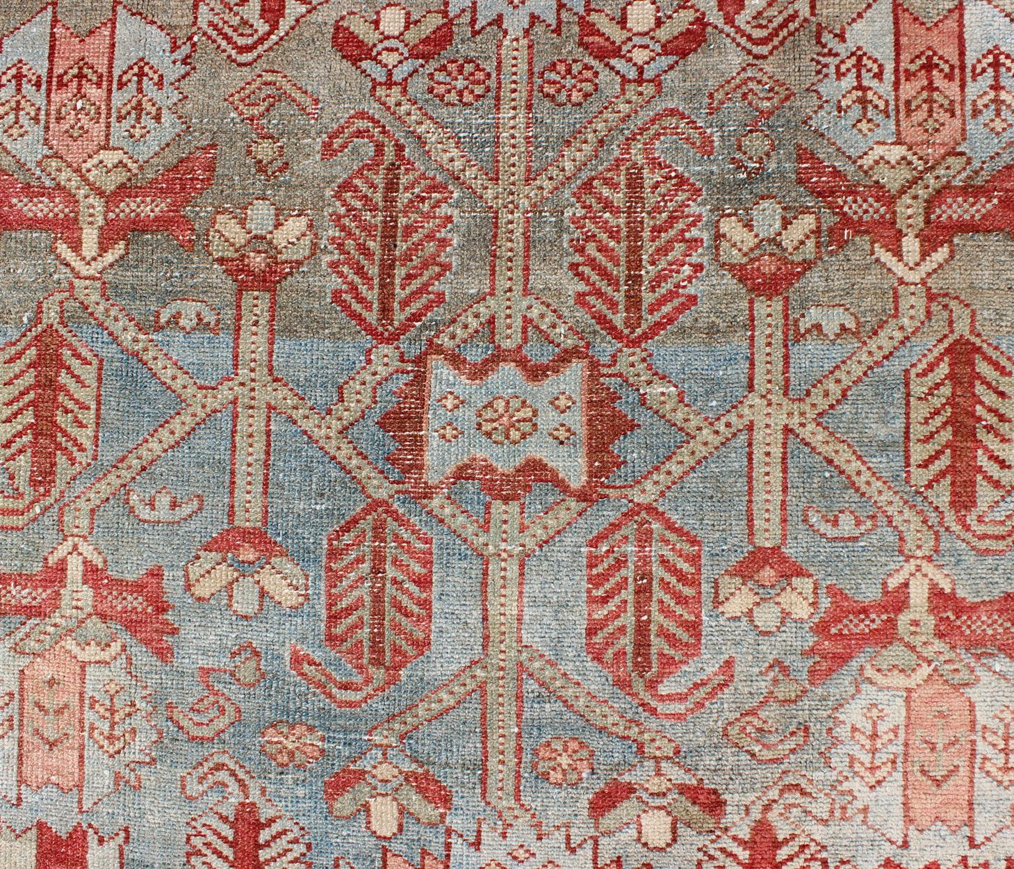 Laine Tapis persan ancien Malayer rouge, bleu clair et pêche avec motif géométrique en vente