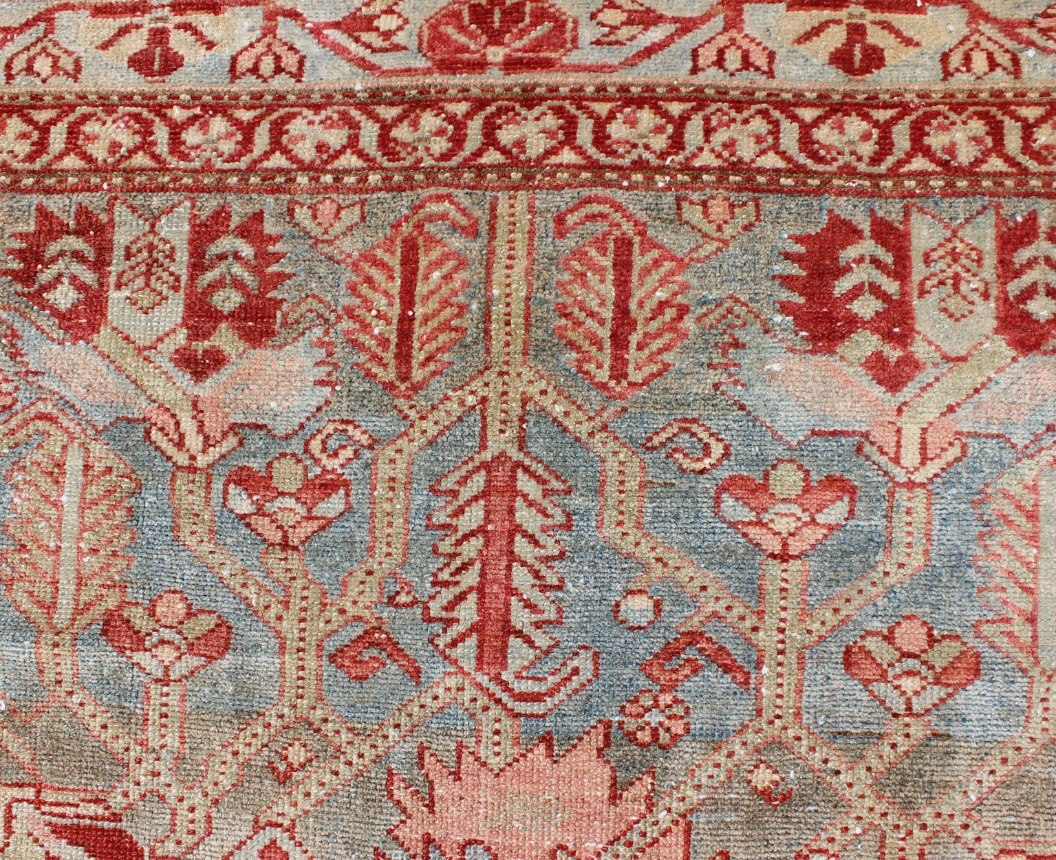 Tapis persan ancien Malayer rouge, bleu clair et pêche avec motif géométrique en vente 1