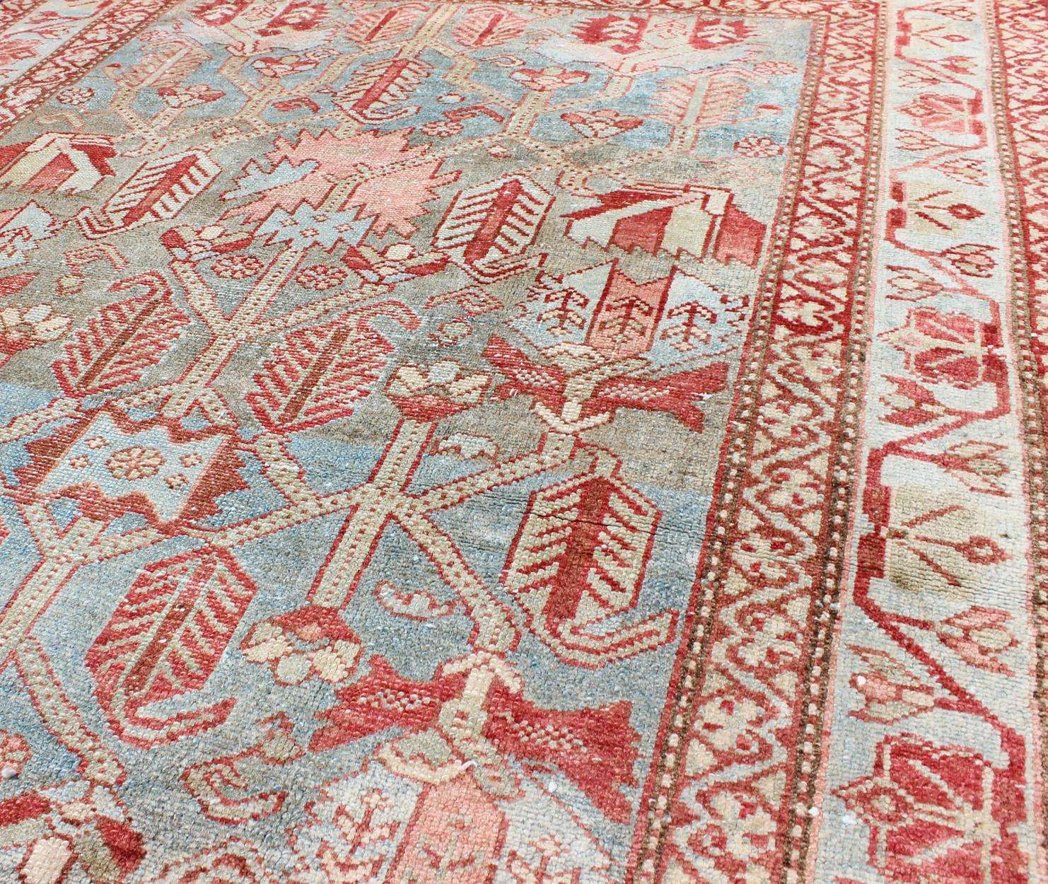 Tapis persan ancien Malayer rouge, bleu clair et pêche avec motif géométrique en vente 2