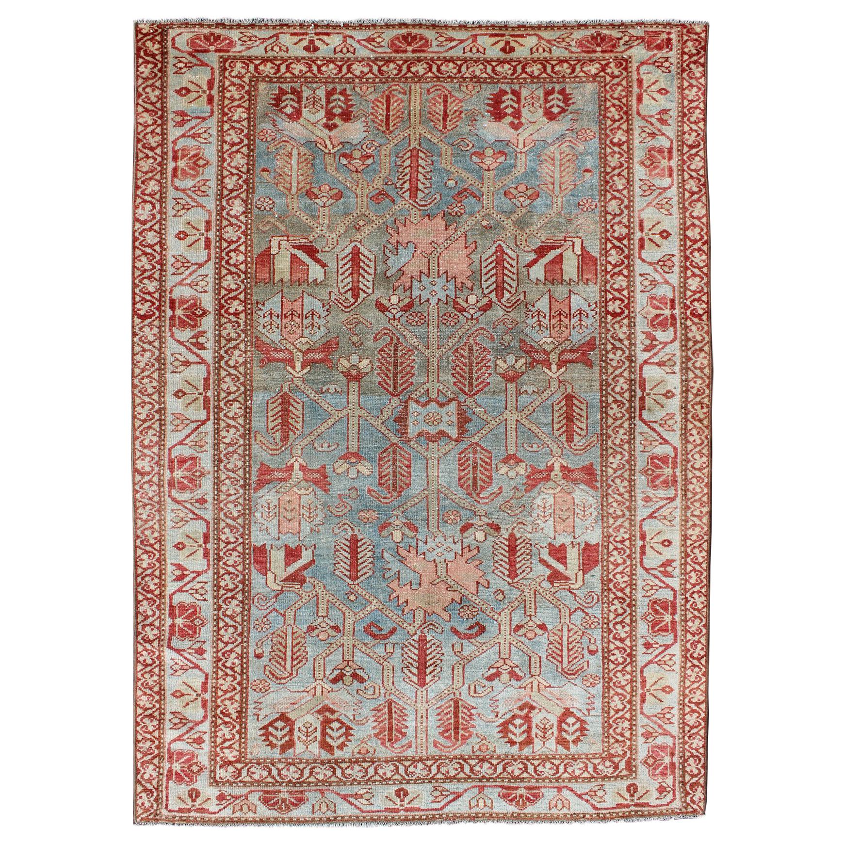 Tappeto antico persiano Malayer rosso, azzurro e pesca con disegno geometrico in vendita