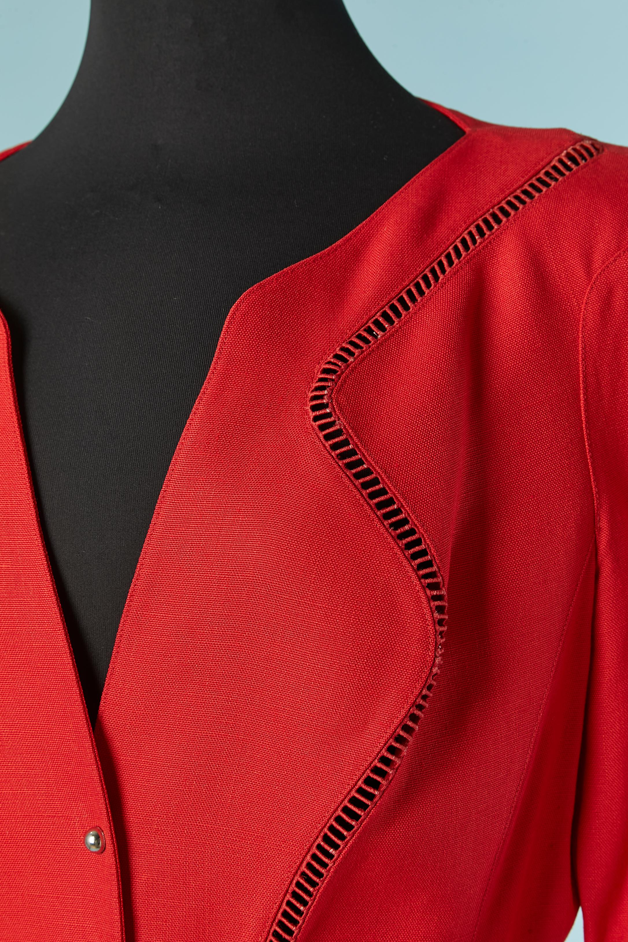 Red linen single breasted jacket with see-through openwork.
Silver metal snap closure on the middle front. Shoulder pad. Cut-work.
SIZE 38 (Fr) M 