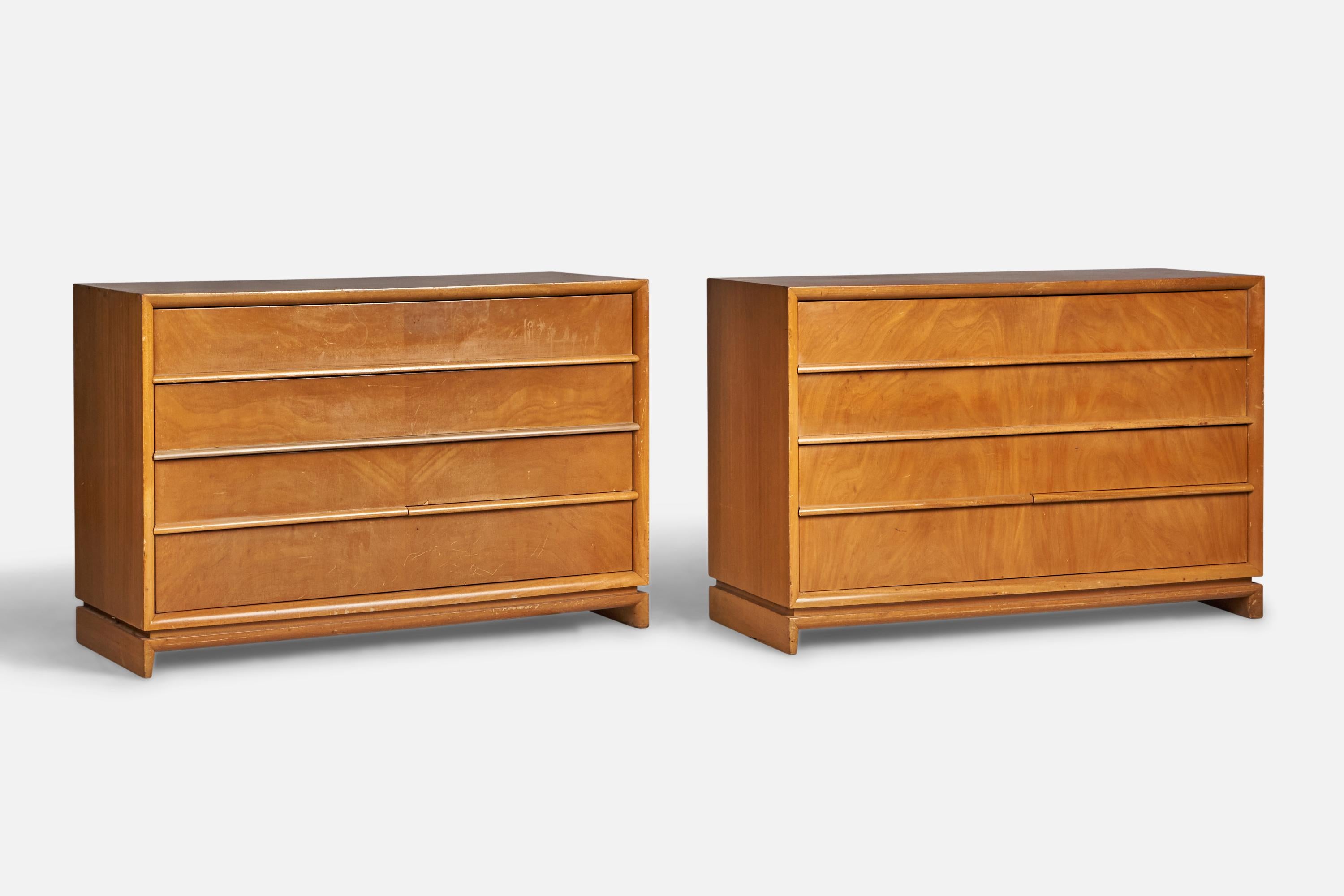 Ein Paar Kommoden aus Nussbaumholz, entworfen und hergestellt von Red Lion Furniture, USA, 1940er Jahre.
Zustand: Nachbesserungen durchgeführt. Flecken und Abdrücke sind auf den Oberseiten stärker ausgeprägt. 