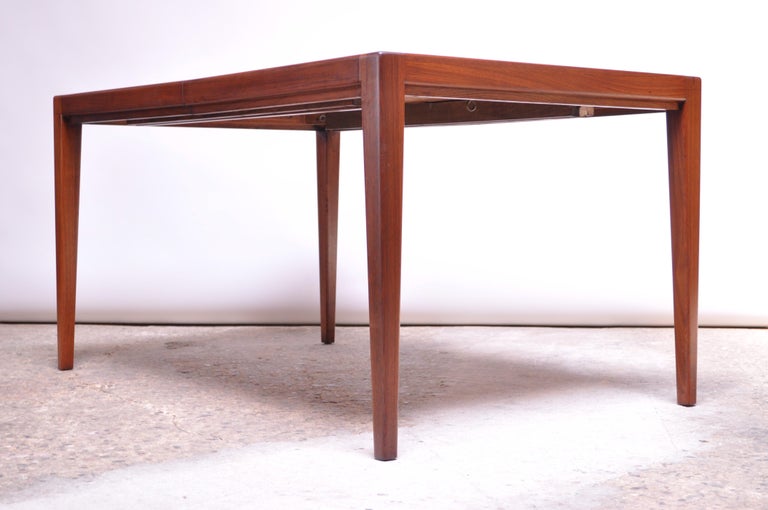 Red Lion Table Company Esstisch aus Nussbaum mit zwei Blättern bei 1stDibs