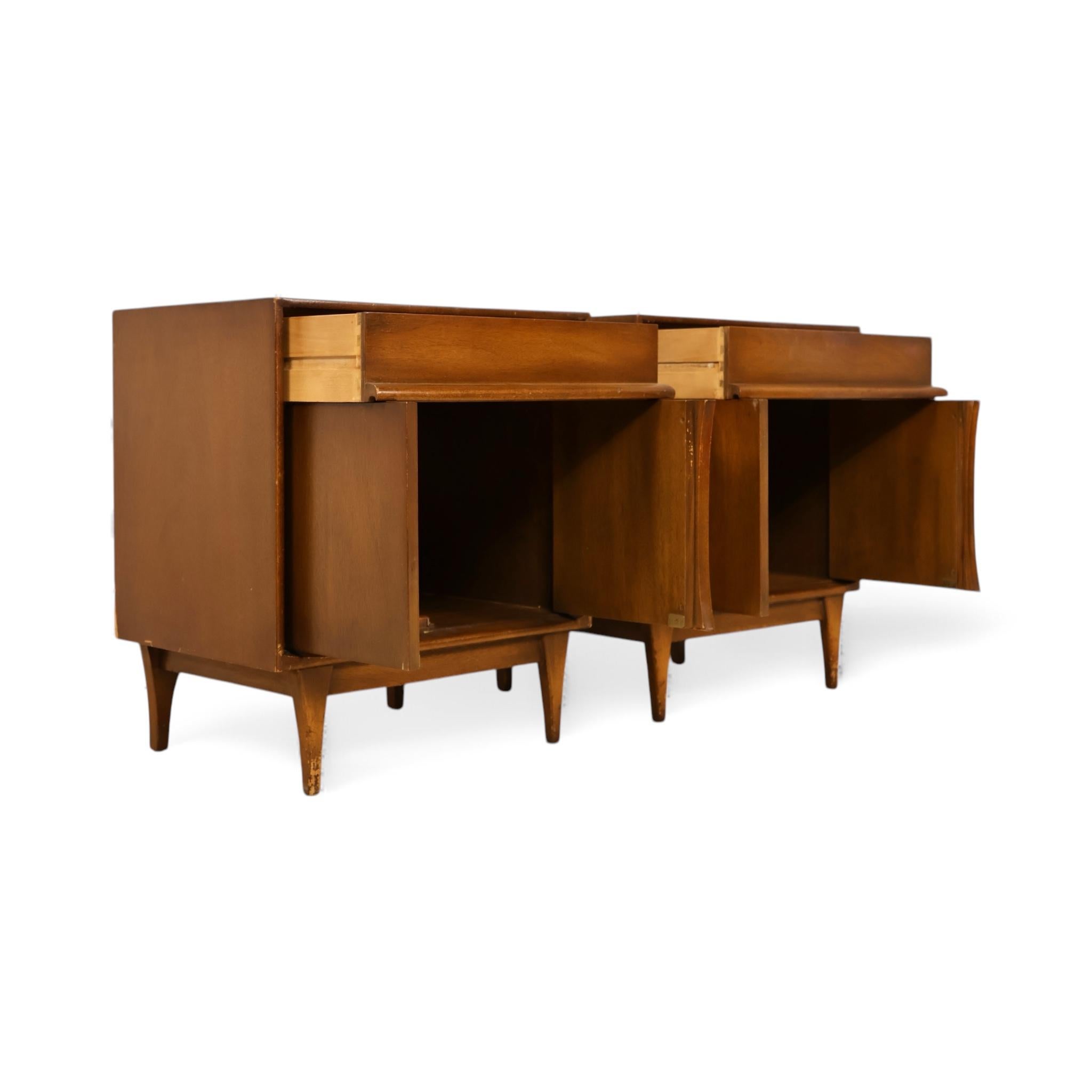 Mid-Century moderno Red Lion Vintage Mid Century Modern Pair of Nightstands c. 1960s in vendita