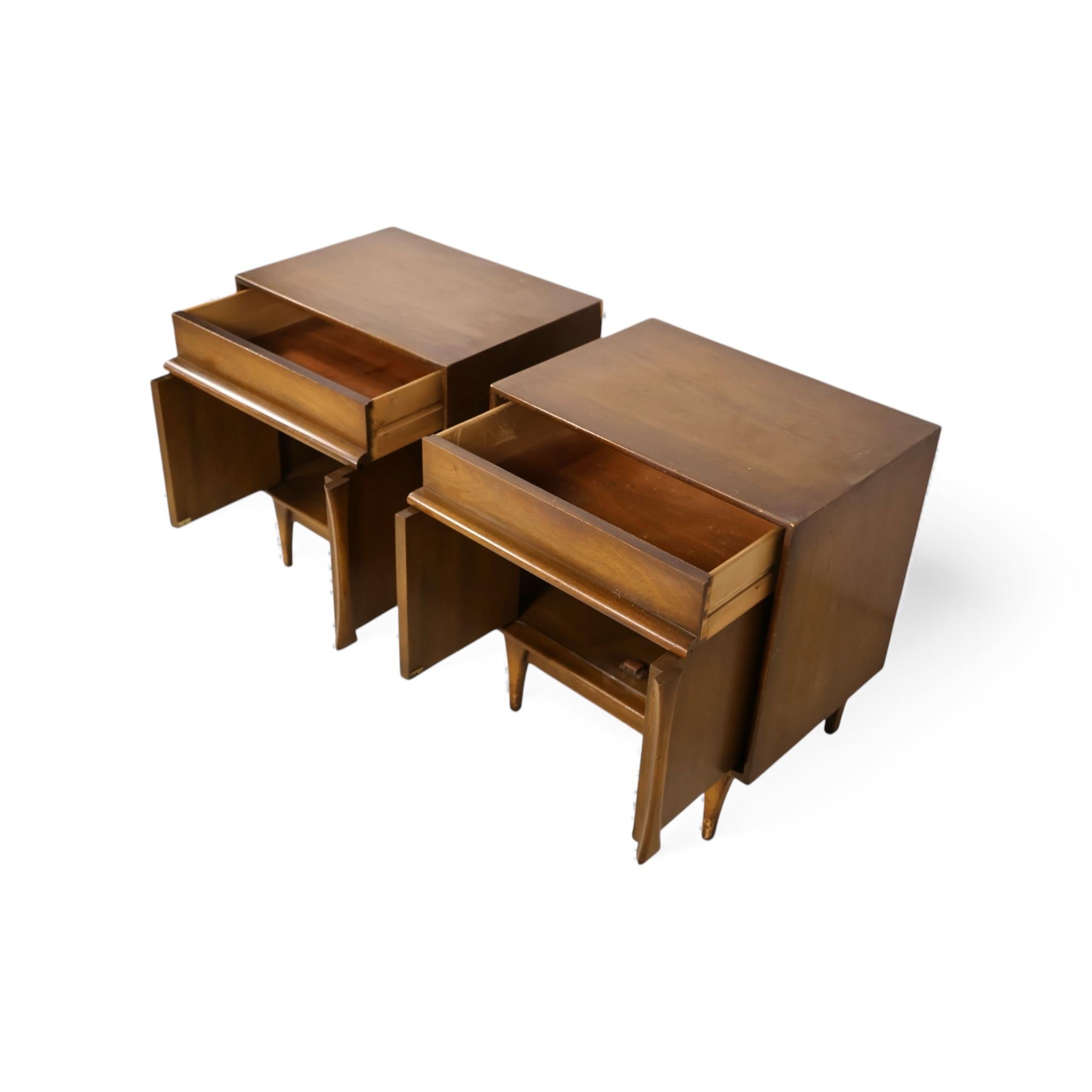 Americano Red Lion Vintage Mid Century Modern Pair of Nightstands c. 1960s in vendita