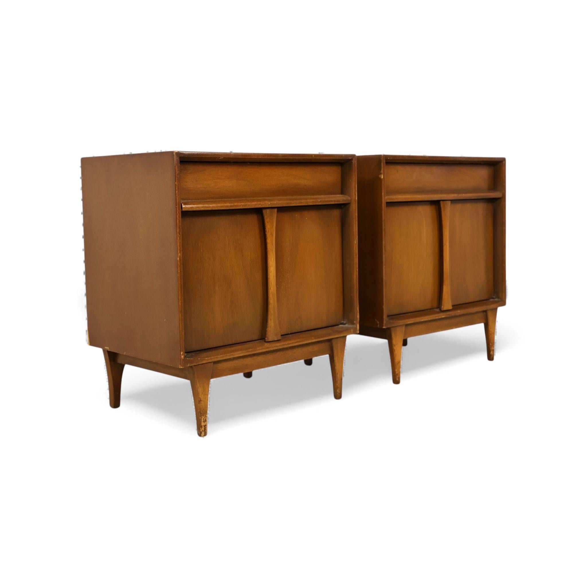 Red Lion Vintage Mid Century Modern Pair of Nightstands c. 1960s In condizioni buone in vendita a Denville, NJ