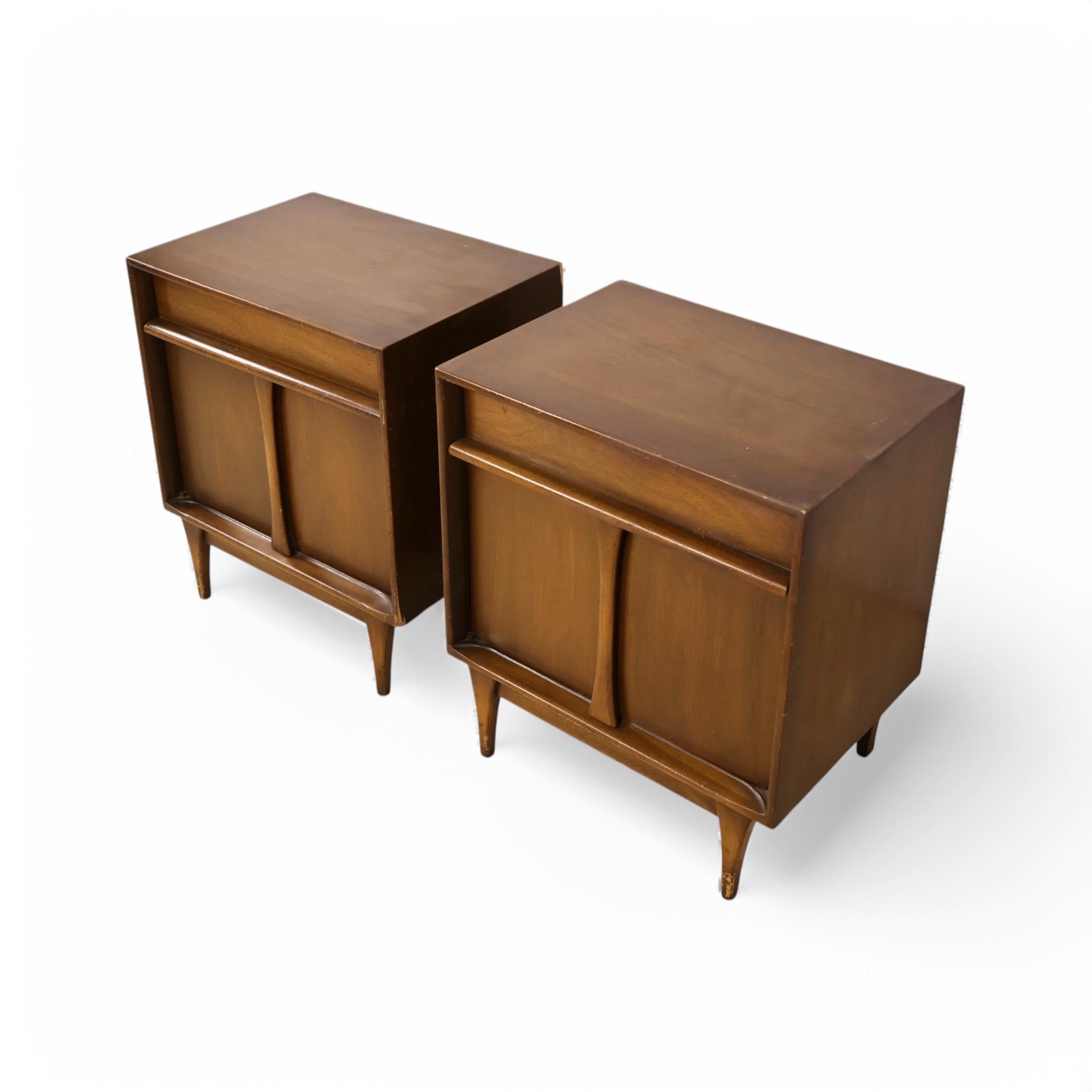 Metà XX secolo Red Lion Vintage Mid Century Modern Pair of Nightstands c. 1960s in vendita