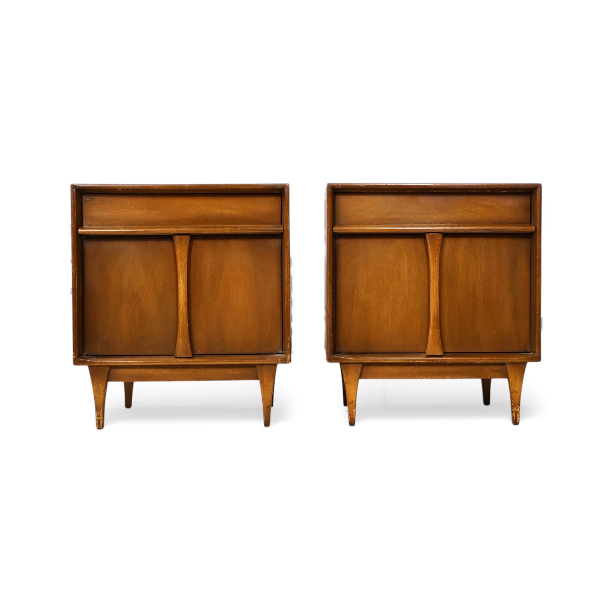 Noce Red Lion Vintage Mid Century Modern Pair of Nightstands c. 1960s in vendita