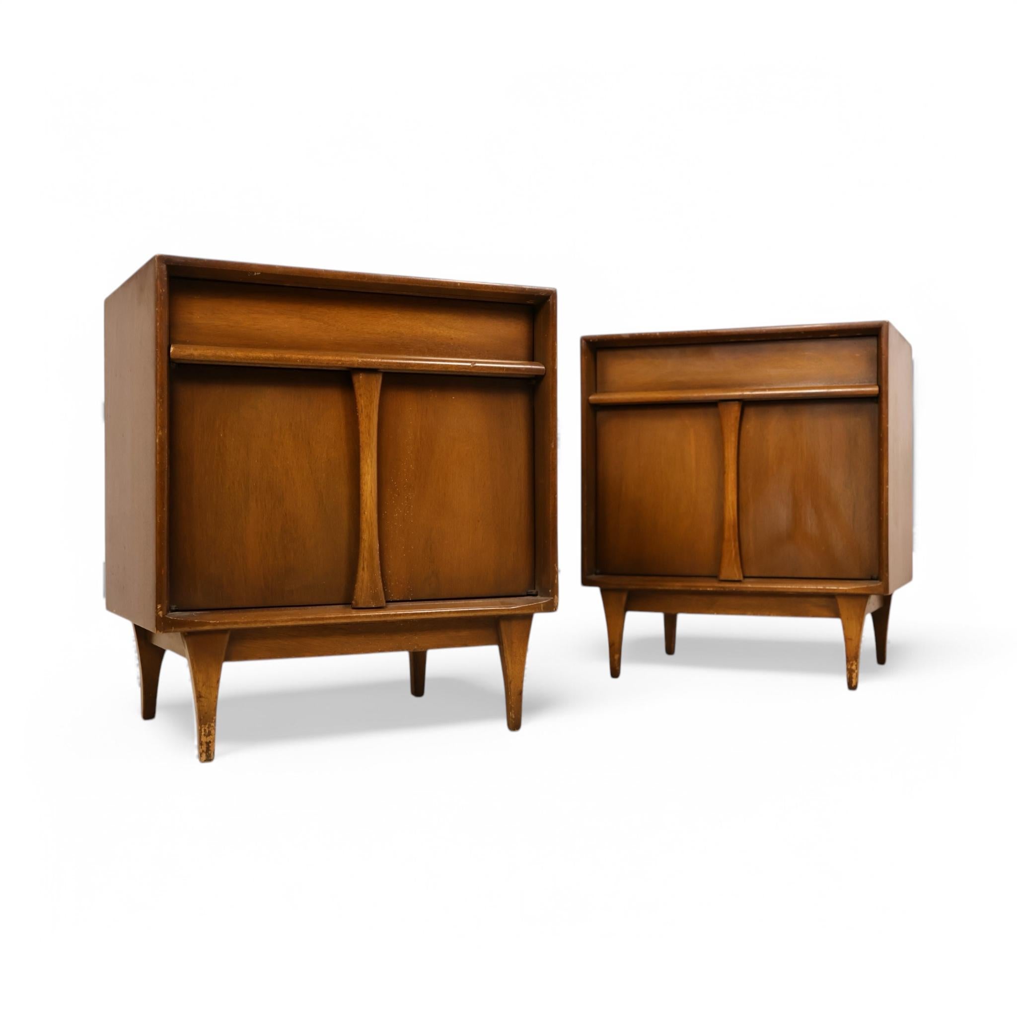 Red Lion Vintage Mid Century Modern Pair of Nightstands c. 1960s in vendita 1