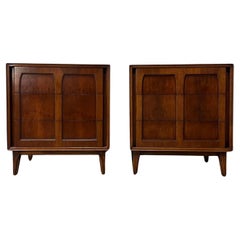 Red Lion Vintage Mid Century Modern Walnut & Burl Pair of Nightstands c.1960s (Paire de tables de nuit en noyer et ronce)