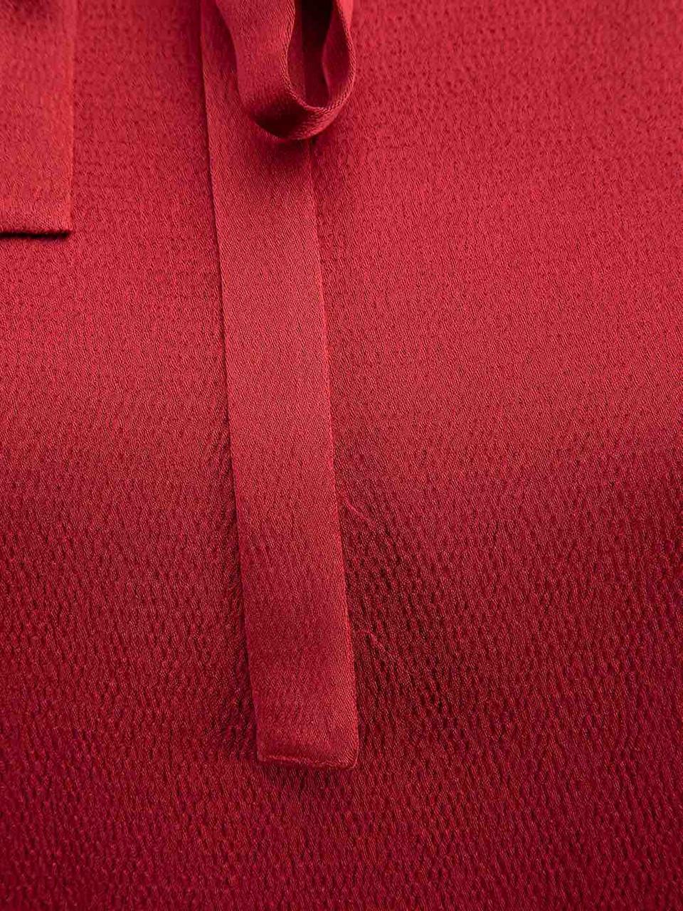 Robe rouge à manches longues et col noué, taille M en vente 1