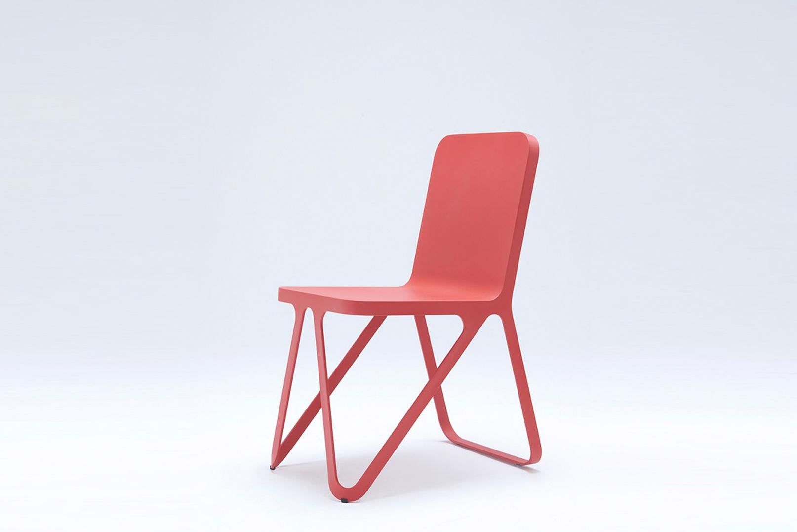 Red loop chair by Sebastian Scherer.
Dimensions: D 57x W 40 x H 80 cm.
Material: Aluminium.
Weight: 5.1 kg.
Also available: Colours: Snow white / light sand / sun yellow / clay orange / rust red / space blue / graphite grey / dark bronze / night