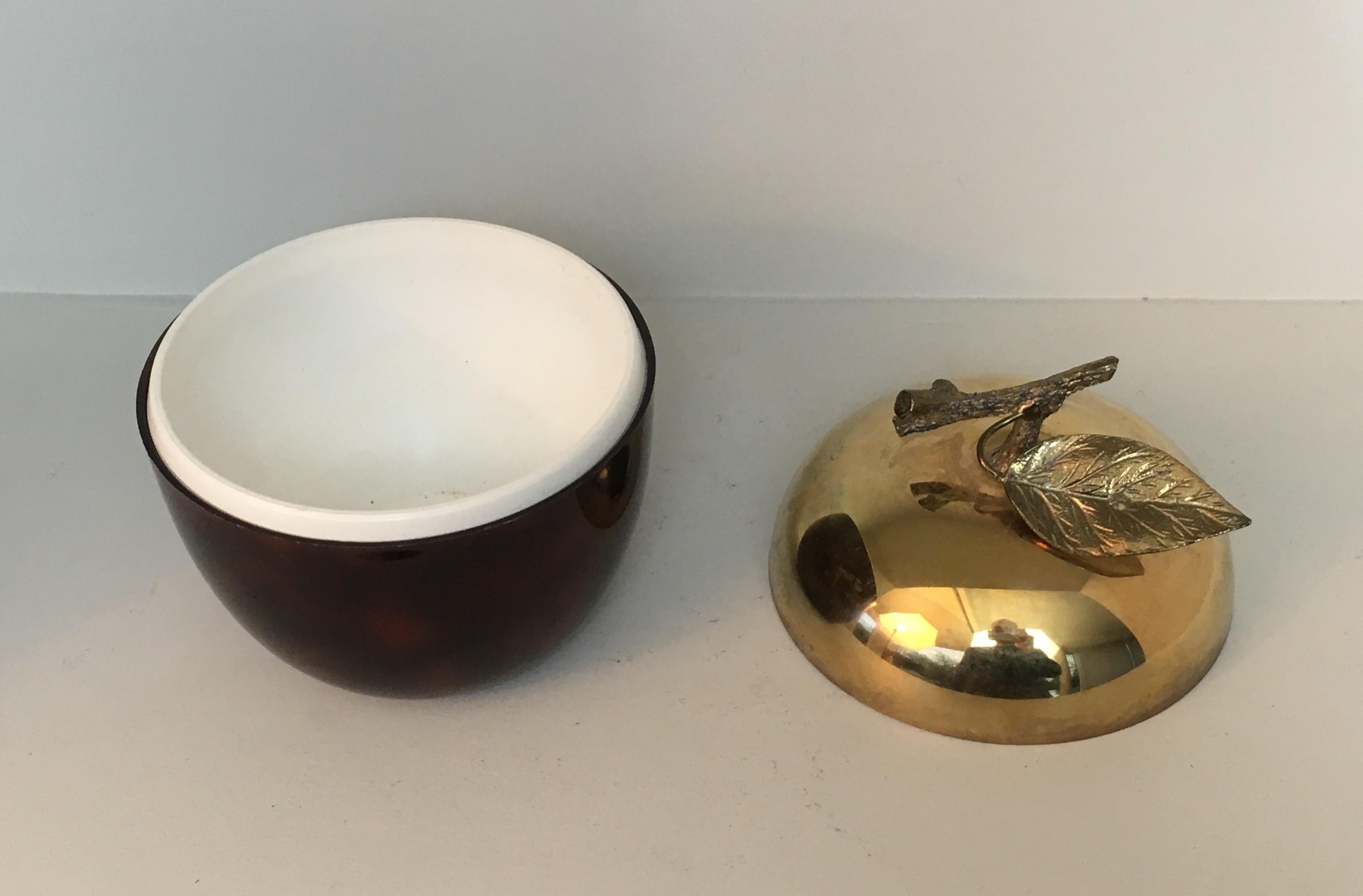 Cubitera de lucita roja, metal dorado y plástico, francesa, hacia 1970 en venta 2