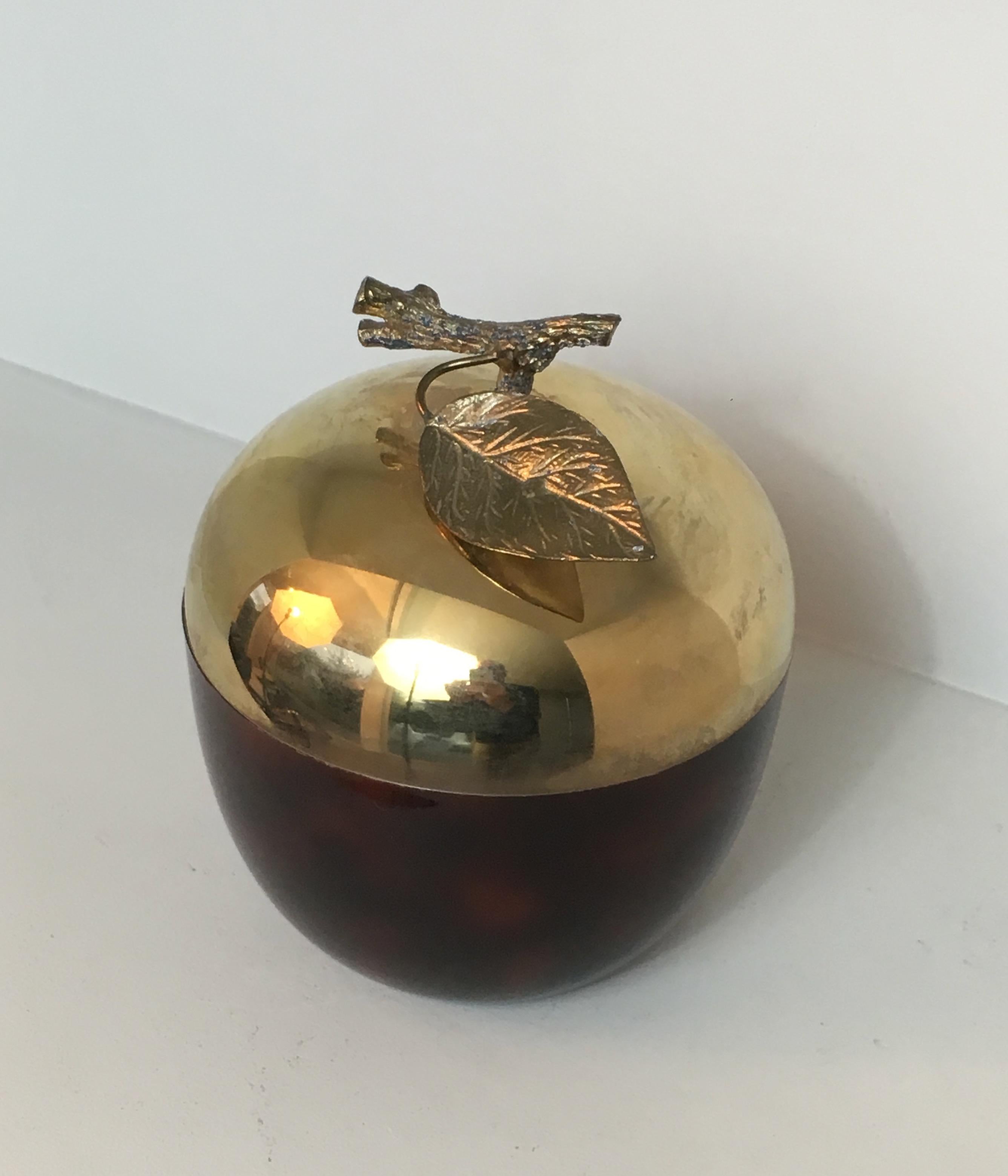 Cubitera de lucita roja, metal dorado y plástico, francesa, hacia 1970 Moderno de mediados de siglo en venta