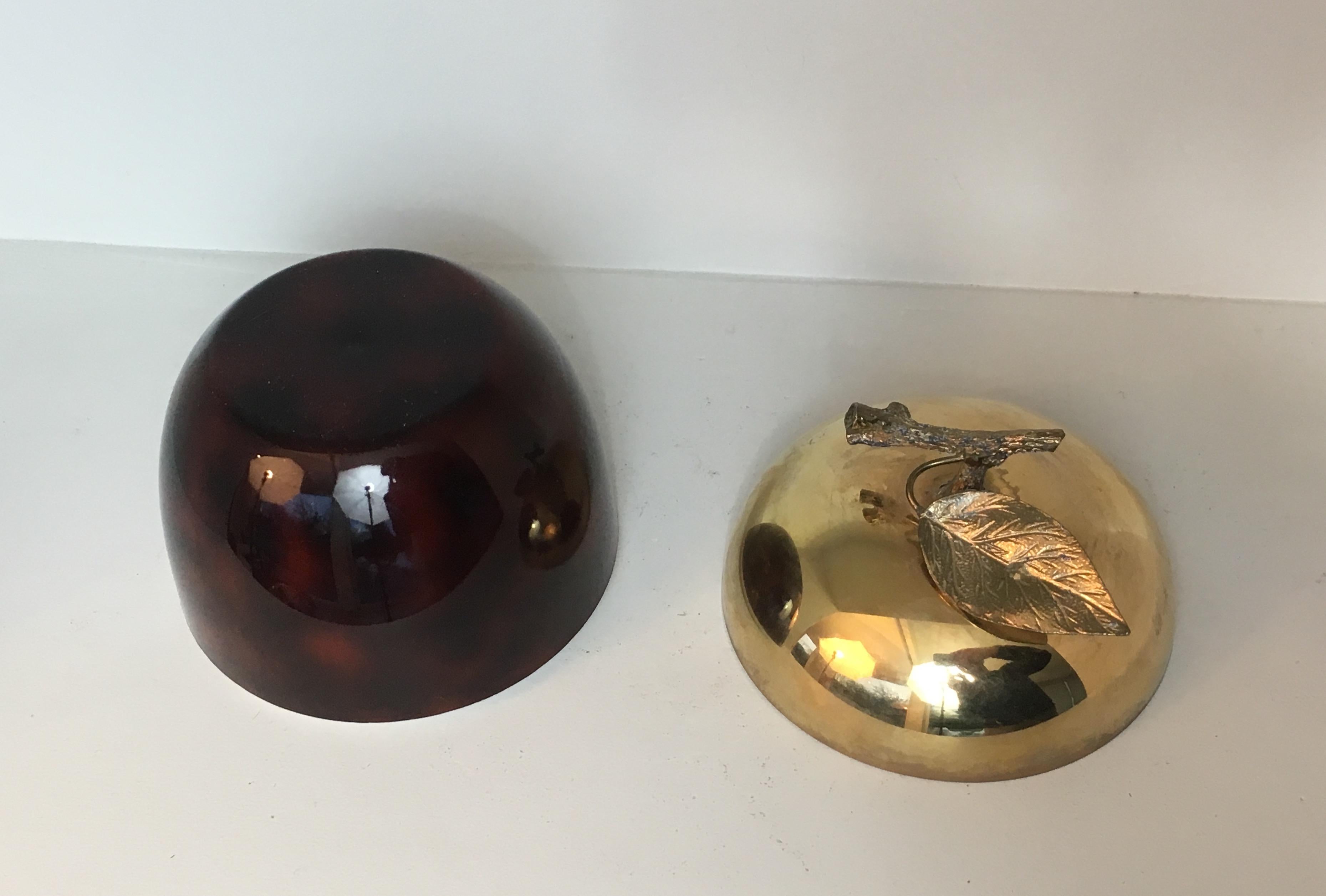 Apfel-Eiskübel aus rotem Lucite:: vergoldetem Metall und Kunststoff:: französisch:: um 1970 (Ende des 20. Jahrhunderts) im Angebot