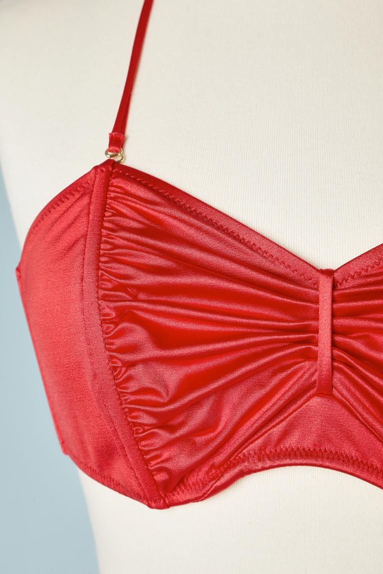 Roter drapierter Lycra-Bikini mit Markenschnalle in der hinteren Mitte. 
GRÖSSE 3 (M) Neu 