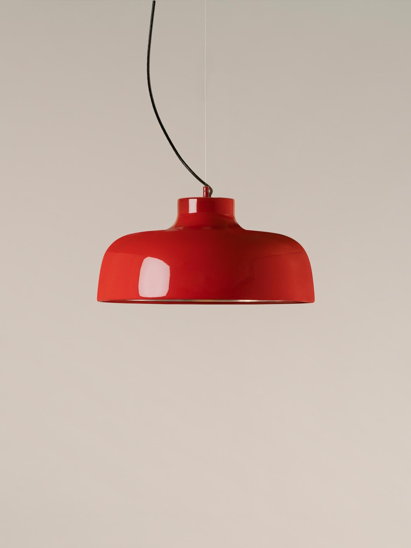 Lampada a sospensione M68 rossa di Miguel Mila.
Dimensioni: D. 46 x H. 22 cm.
Materiali: Alluminio.
Disponibile in altri colori.

Le tonalità rosse di M68, in rosso vivace, bianco o nero opaco, oltre che in alluminio lucido, sono state ispirate
