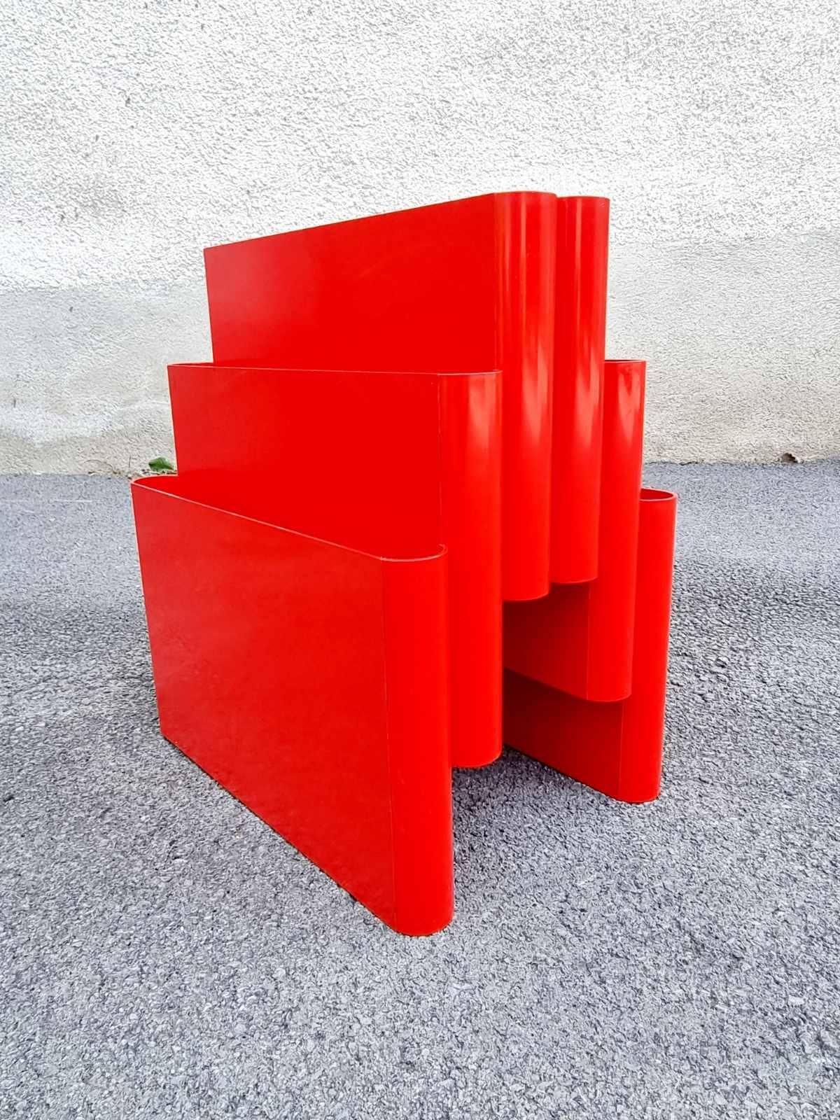 This original Magazine Rack, model 4675, was designed by Italian architect Giotto Stoppino and manufactured by Kartell Italy in '70s.

It has mark on the bottom; as you can see from the photo.

It was referred on page 55 of the book 