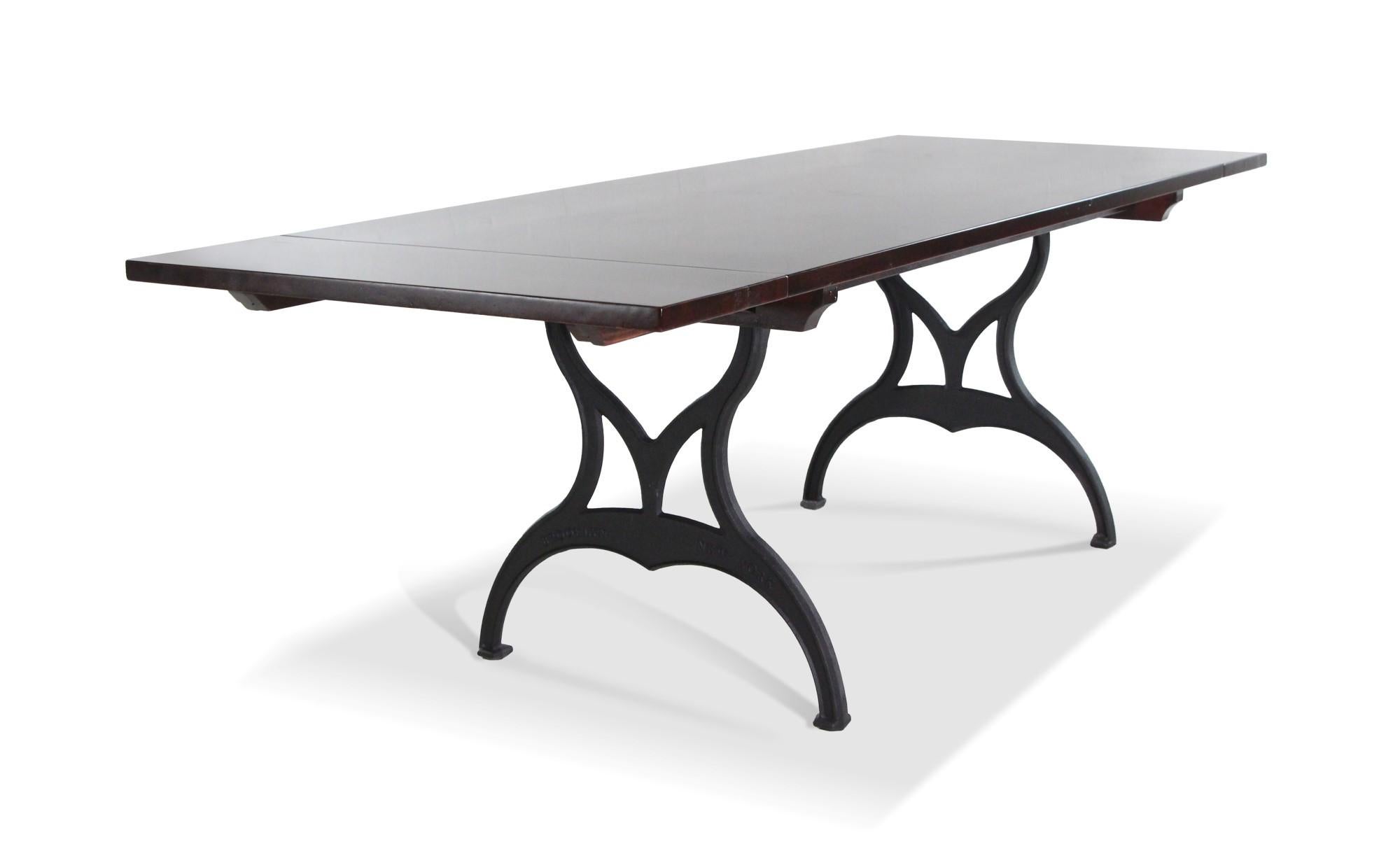 Dieser Tisch aus rotem, mahagonigebeiztem Apitong-Holz ist aus einem alten Fußbodenbelag gefertigt und verfügt über zwei abnehmbare Verlängerungen. Insgesamt 95,5 Zoll. L, ohne Verlängerungen oder Blätter 72 in. L x 35.75 in. W x 30.25 in. H, jede