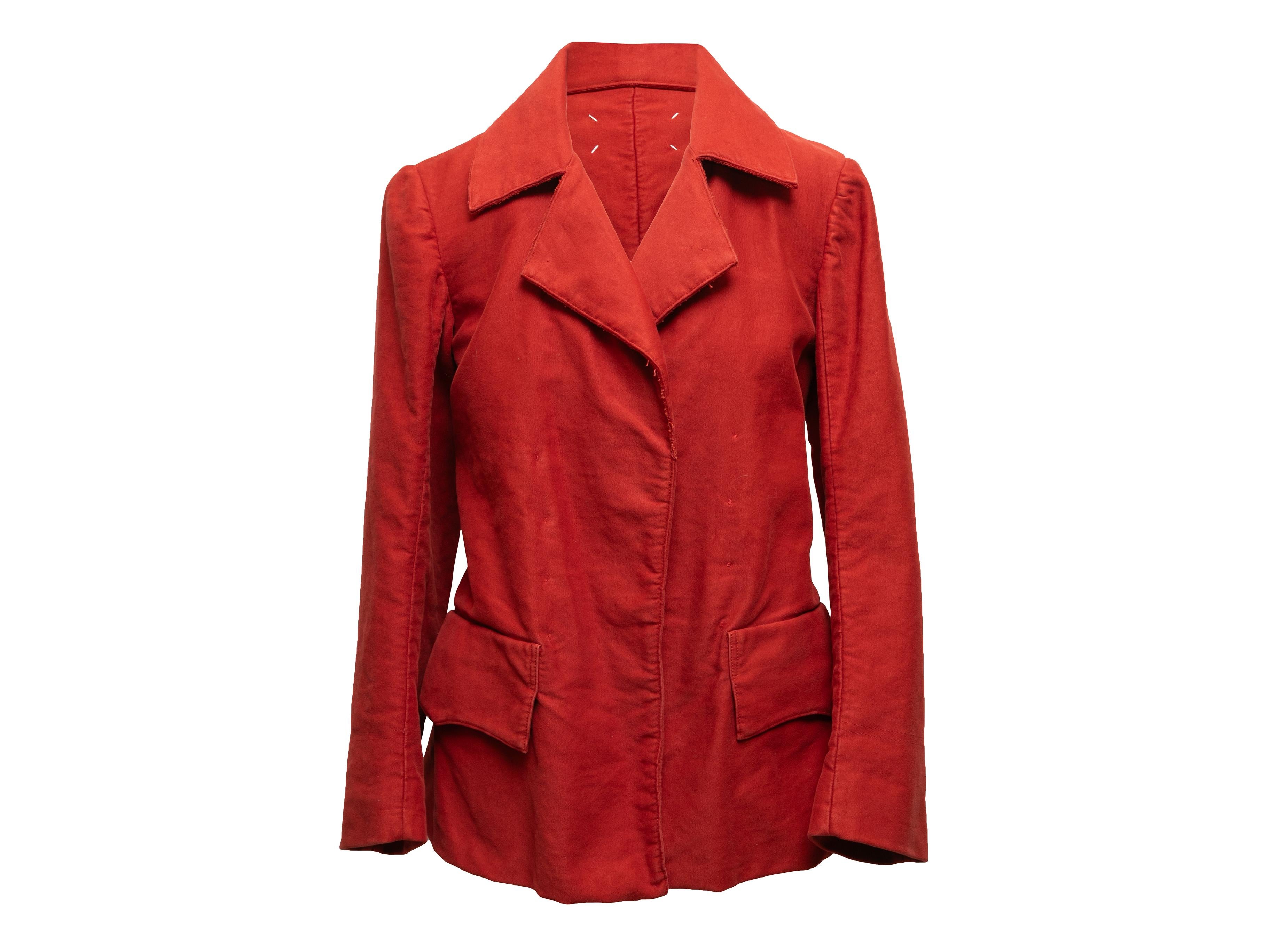 Dettagli prodotto: Giacca in cotone rosso di Maison Margiela. Circa 2022. Risvolto dentellato. Doppie tasche con patta sui fianchi. Chiusura frontale nascosta. Seno di 32 cm, larghezza spalle di 17 cm, lunghezza di 29 cm.
