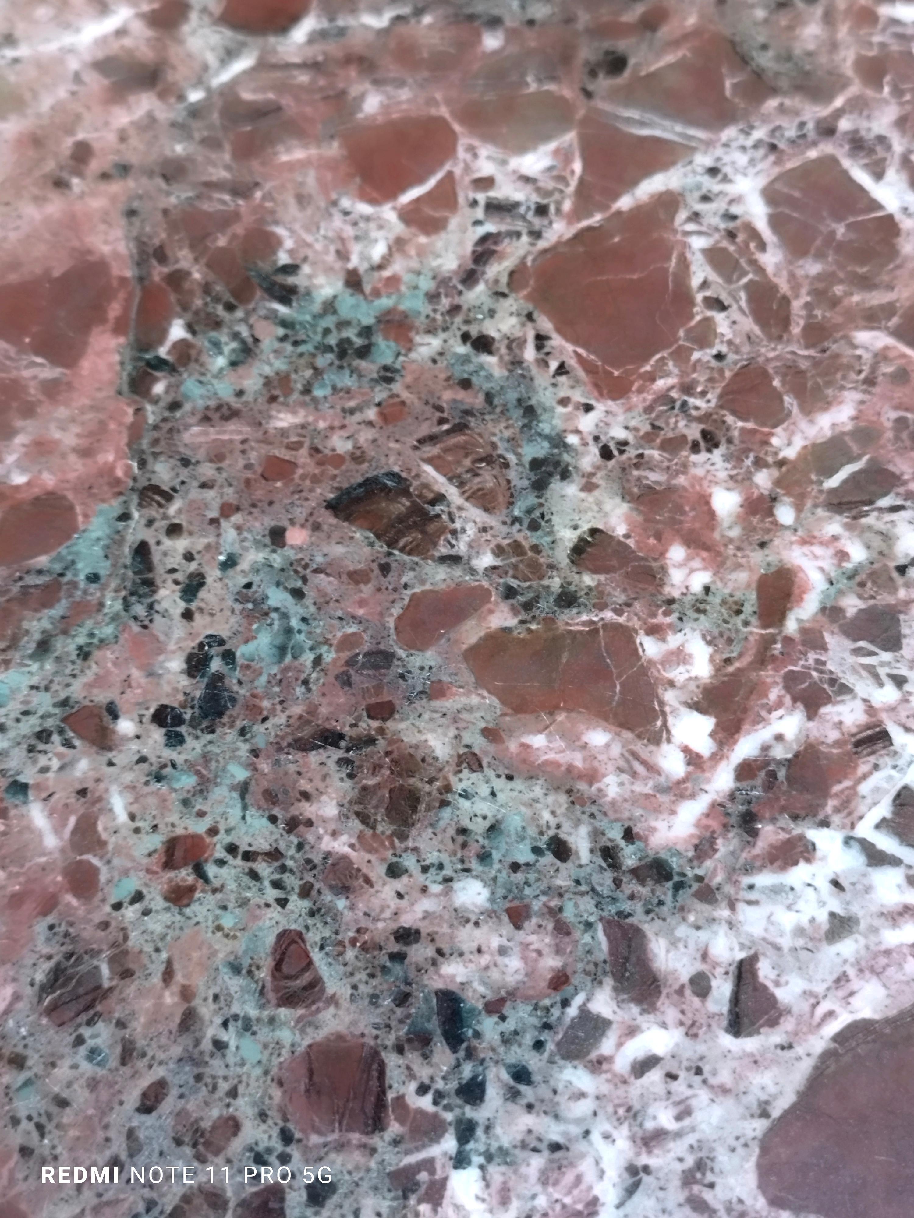 Tavolo rotondo ad altezza regolabile in marmo rosso Levanto. Ha un design raffinato ed elegante, grazie al materiale utilizzato per realizzarlo: il marmo rosso di Levanto. Si tratta di un materiale prezioso, utilizzato anche per la creazione di
