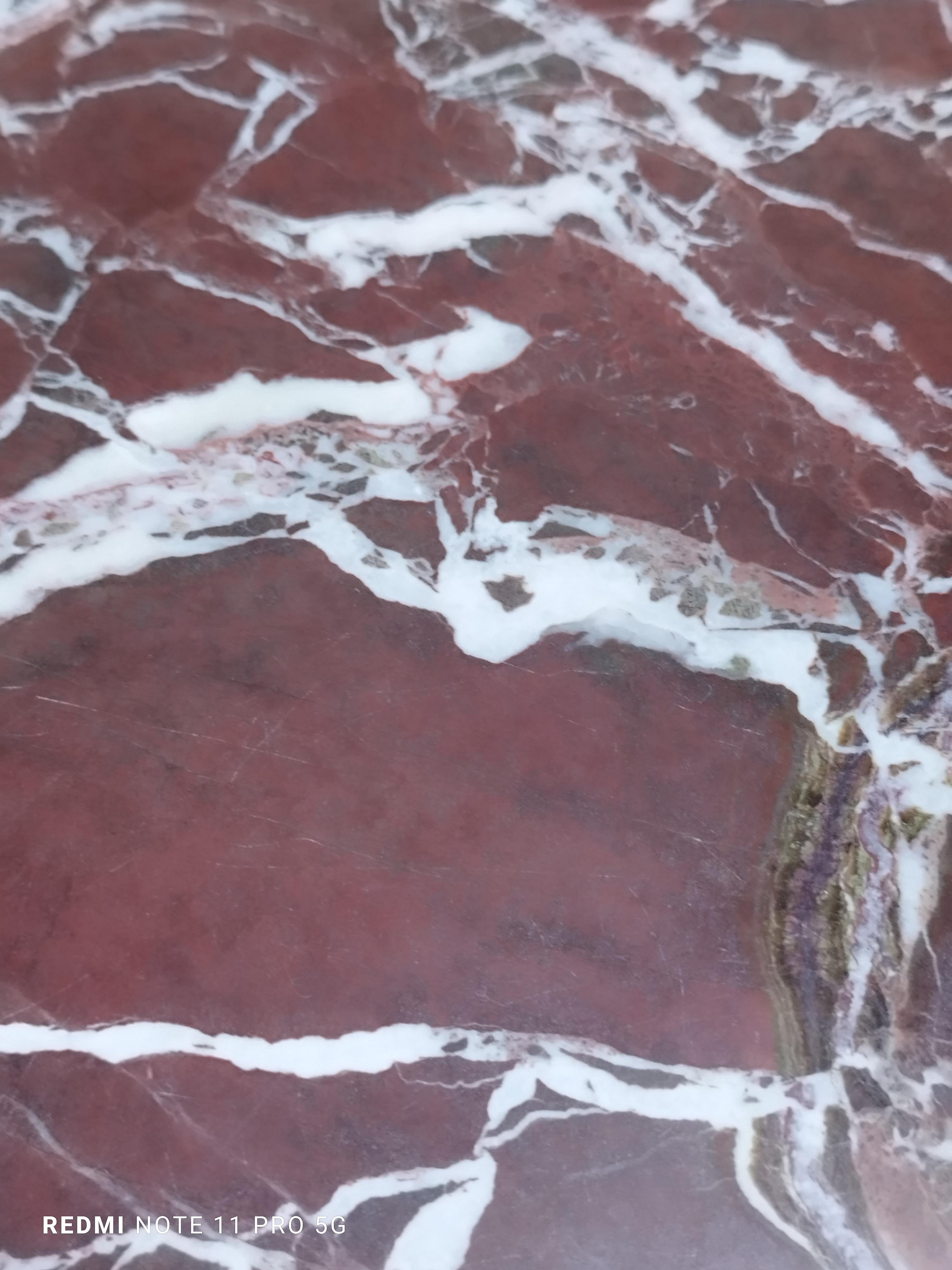 Mid-Century moderno Tavolo in marmo rosso e ottone, regolabile in altezza, Italia anni '90