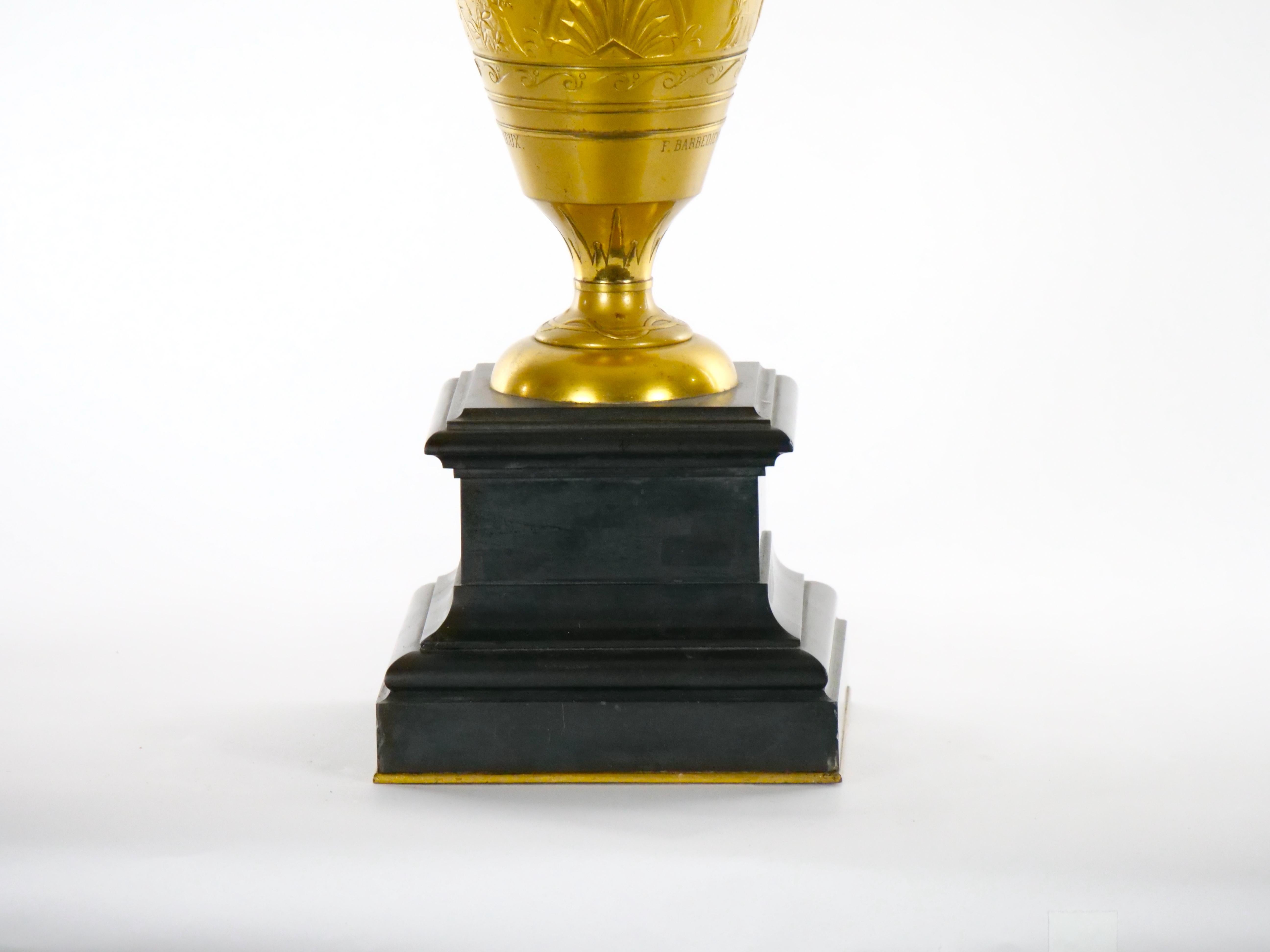 Français Marbre noir / Bronze doré  Lampe de table de bibliothèque unique par la fonderie Barbedienne en vente