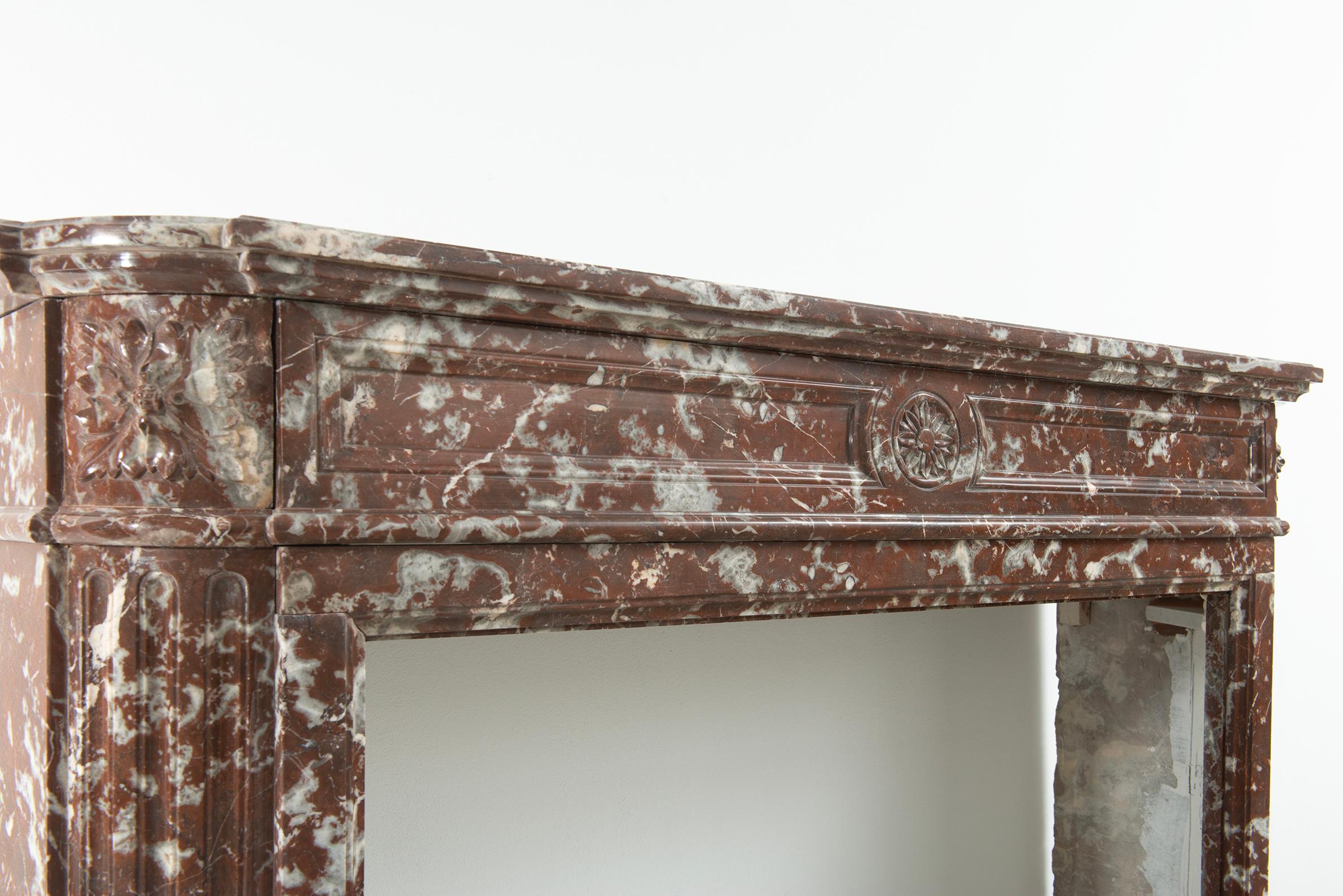 Cheminée Demi-Lune en marbre rouge en vente 8