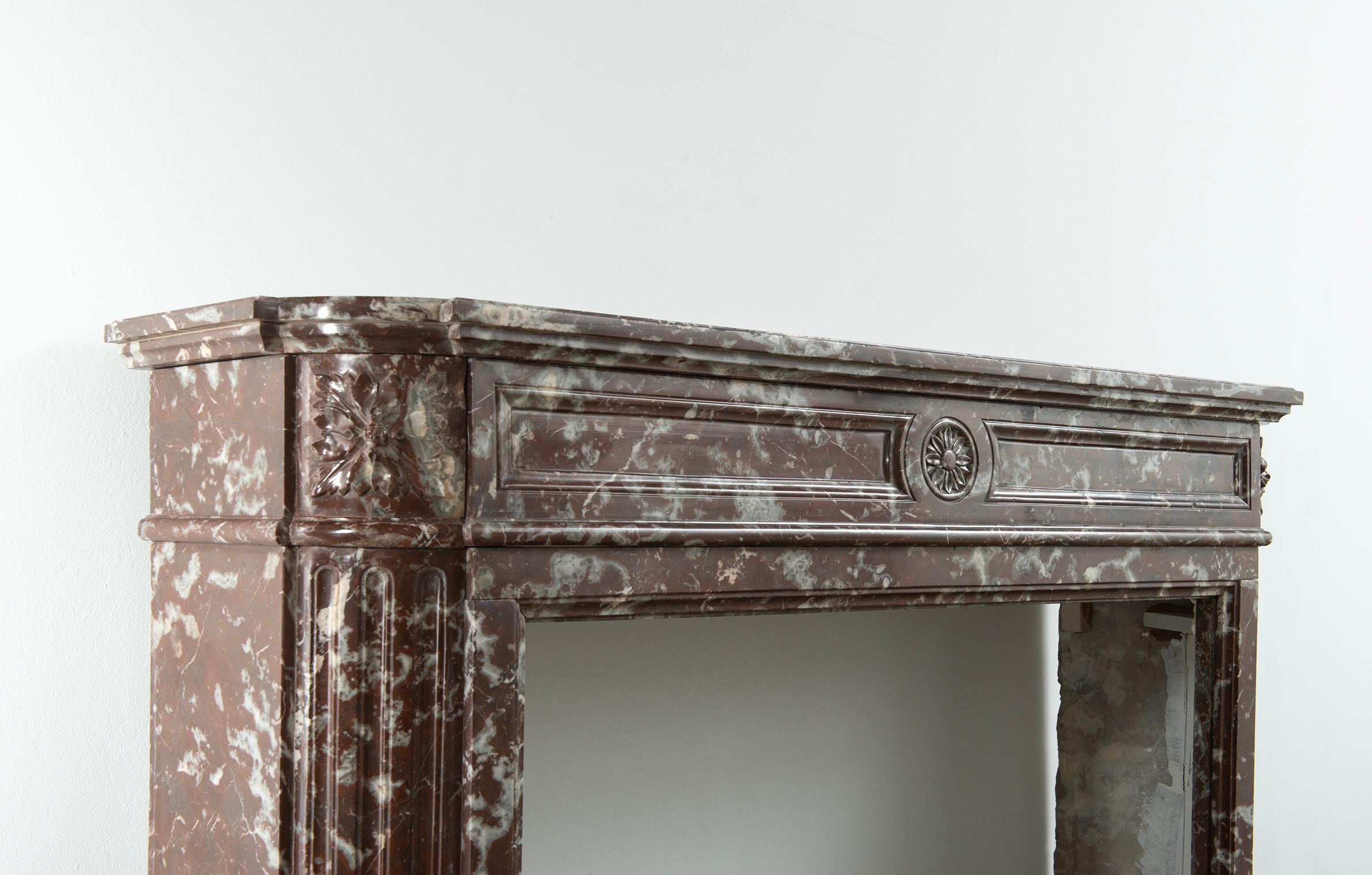 Cheminée Demi-Lune en marbre rouge en vente 10