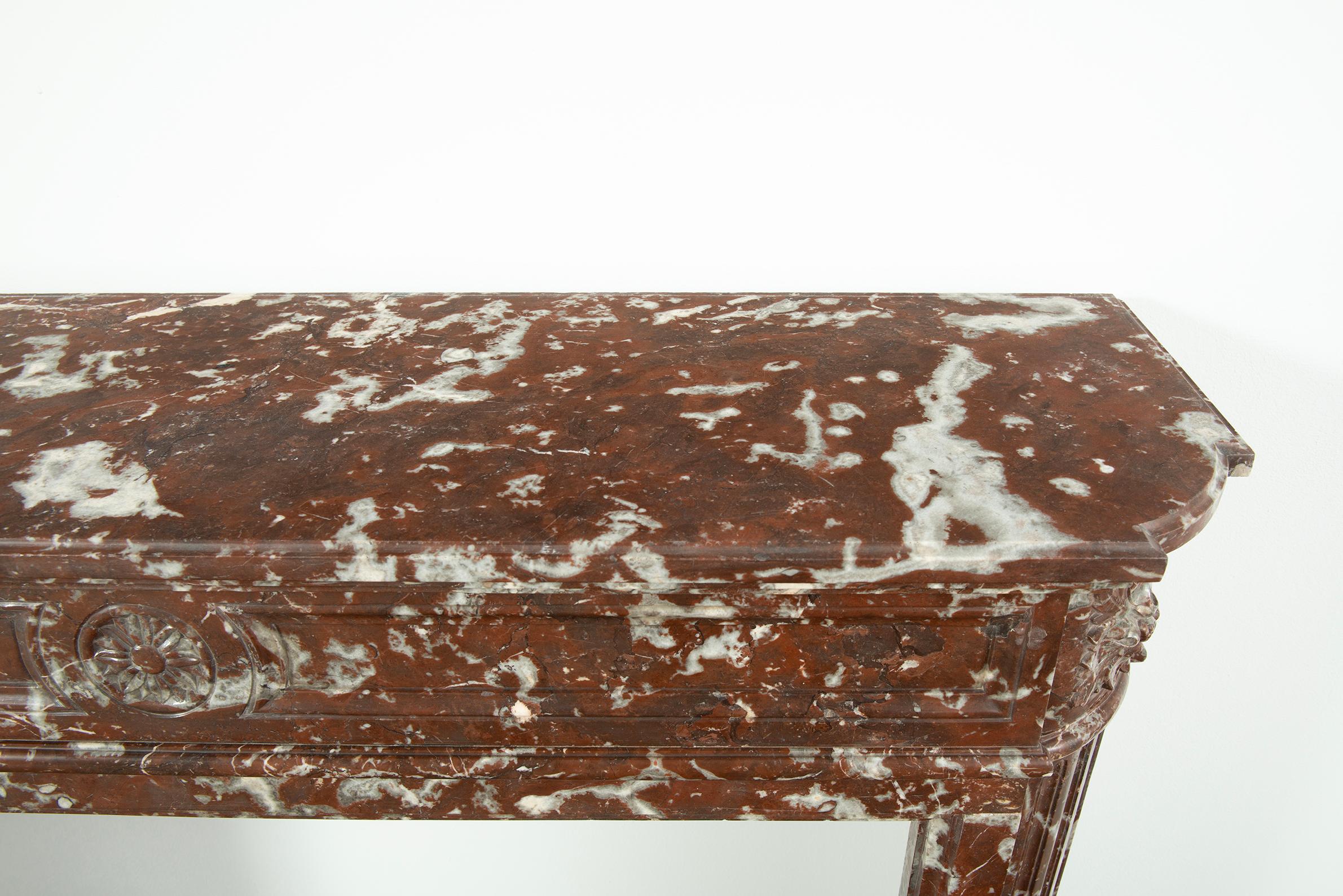 Cheminée Demi-Lune en marbre rouge Louis XVI du XIXe siècle, Paris

Rehaussez votre intérieur avec la sophistication intemporelle de cette cheminée demi-lune Louis XVI du XIXe siècle, provenant directement de Paris et magistralement sculptée à la