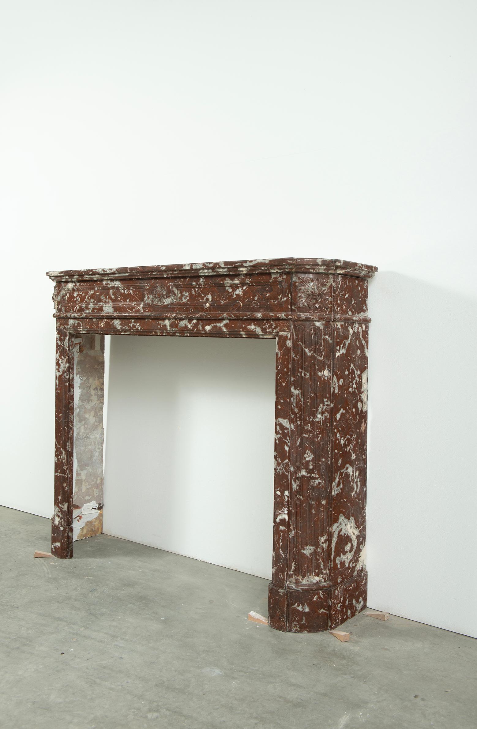 Louis XVI Cheminée Demi-Lune en marbre rouge en vente