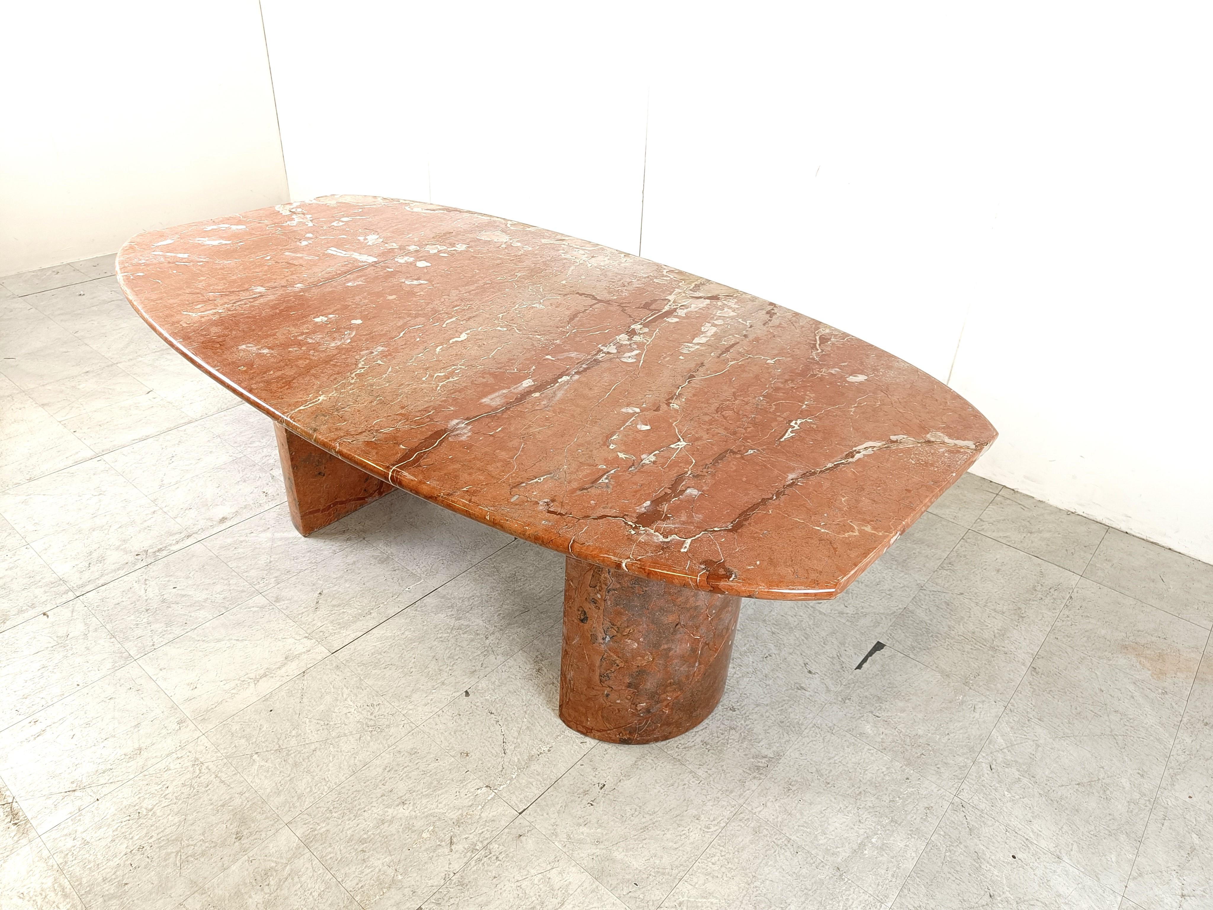 Red Marble oval dining table, 1970s  In Good Condition In HEVERLEE, BE