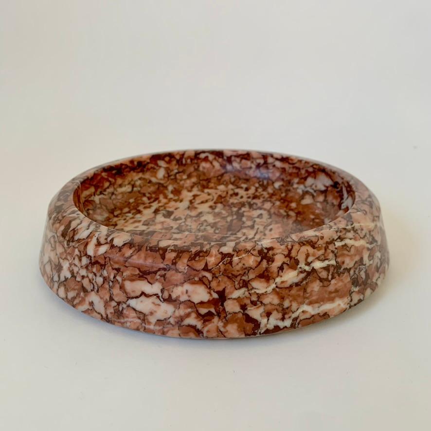 Mid-century decorative red marble dish or vide-poche, circa 1960, Italy.
Dimensions: 21 cm diameter, 4 cm H.
Good original condition.
All purchases are covered by our Buyer Protection Guarantee.
This item can be returned within 7 days of