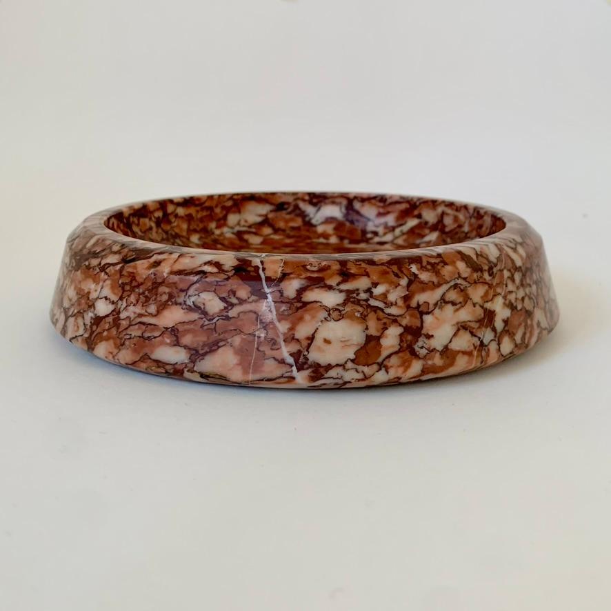 Red Marble Round Dish or Vide-Poche, circa 1960, Italy. In Good Condition For Sale In Brussels, BE
