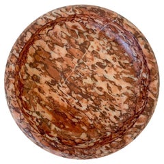 Plato redondo de mármol rojo o Vide-Poche, hacia 1960, Italia.